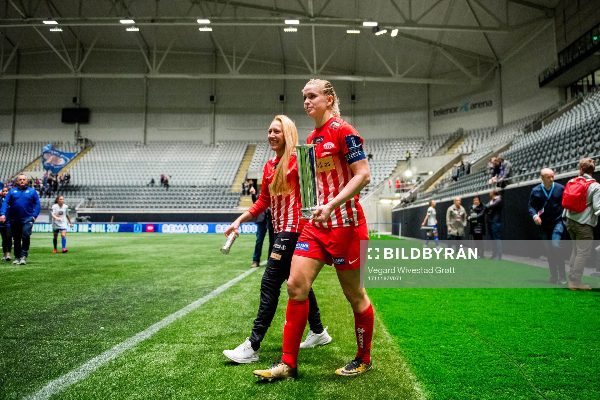 Elise Hove Thorsnes of Avaldsnes with the trophy