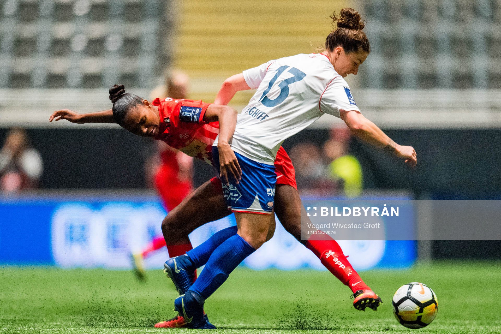 Elise Dana Krieghoff of Vålerenga and Daiane Limeira