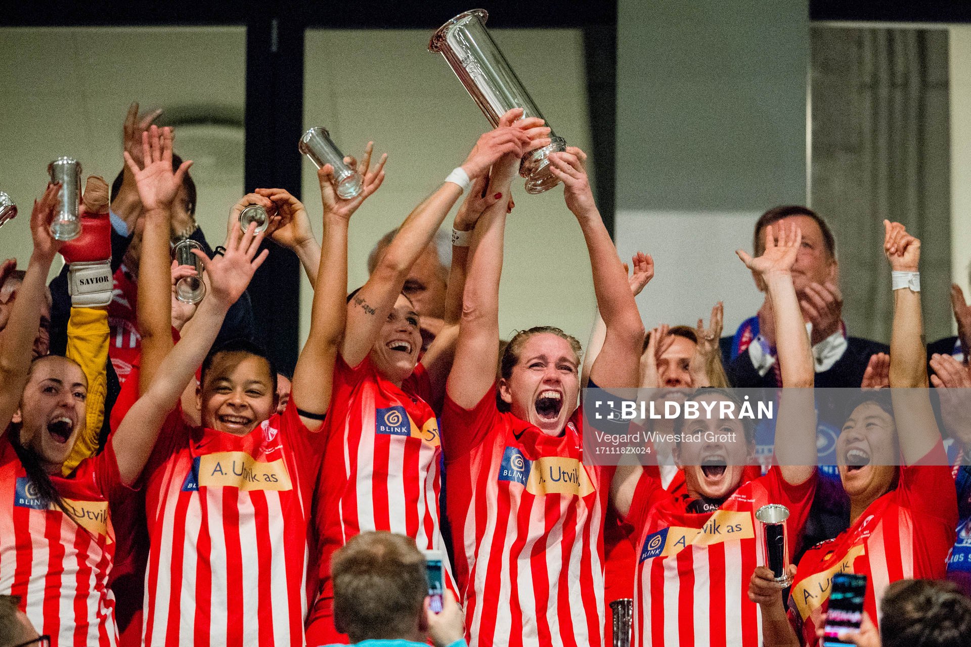 Elise Hove Thorsnes of Avaldsnes lifts the trophy