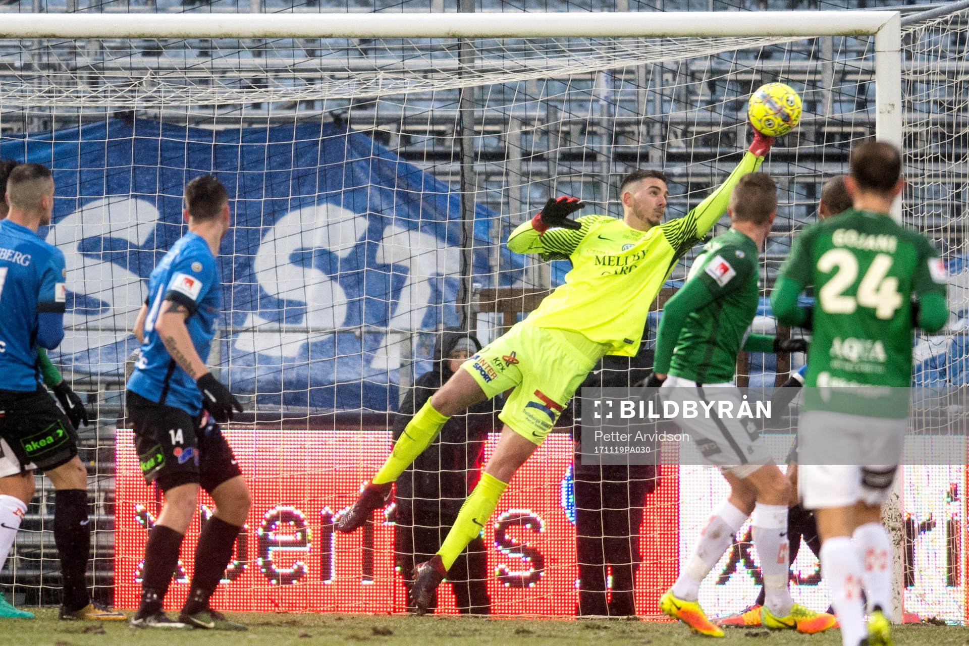 Trelleborgs målvakt Marko Johansson räddar