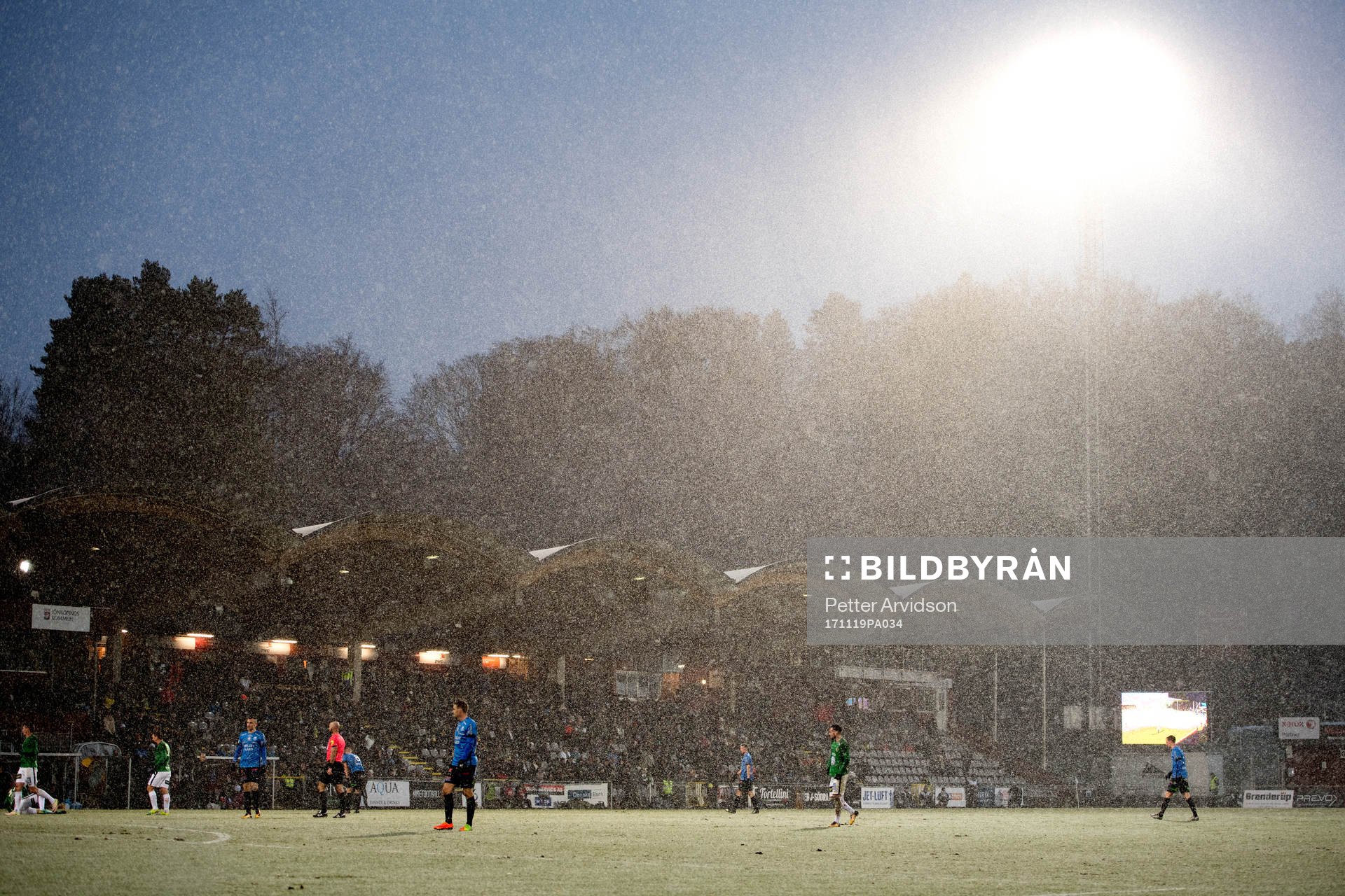 Kraftigt snöfall över Stadsparksvallen