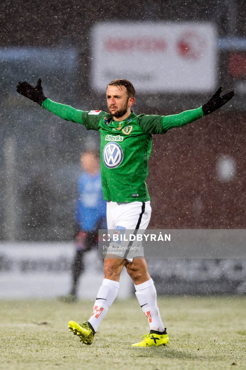 Jönköpings Robert Gojani jublar efter 1-0 under fotbollsmatchen i kvalet till Allsvenskan mellan Jönköping och Trelleborg den 19 november 2017 i Jönköping.
