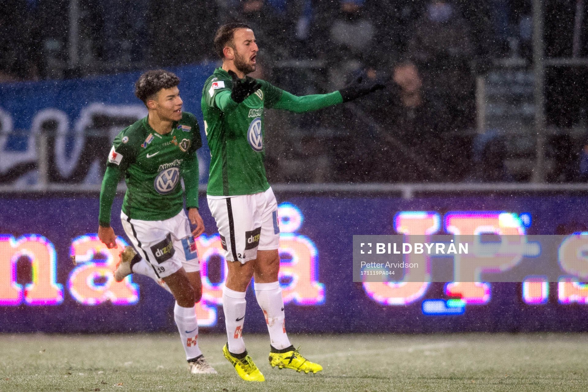 Jönköpings Robert Gojani och Alexander Jallow jublar efter 1-0 av Gojani under fotbollsmatchen i kvalet till Allsvenskan mellan Jönköping och Trelleborg den 19 november 2017 i Jönköping.