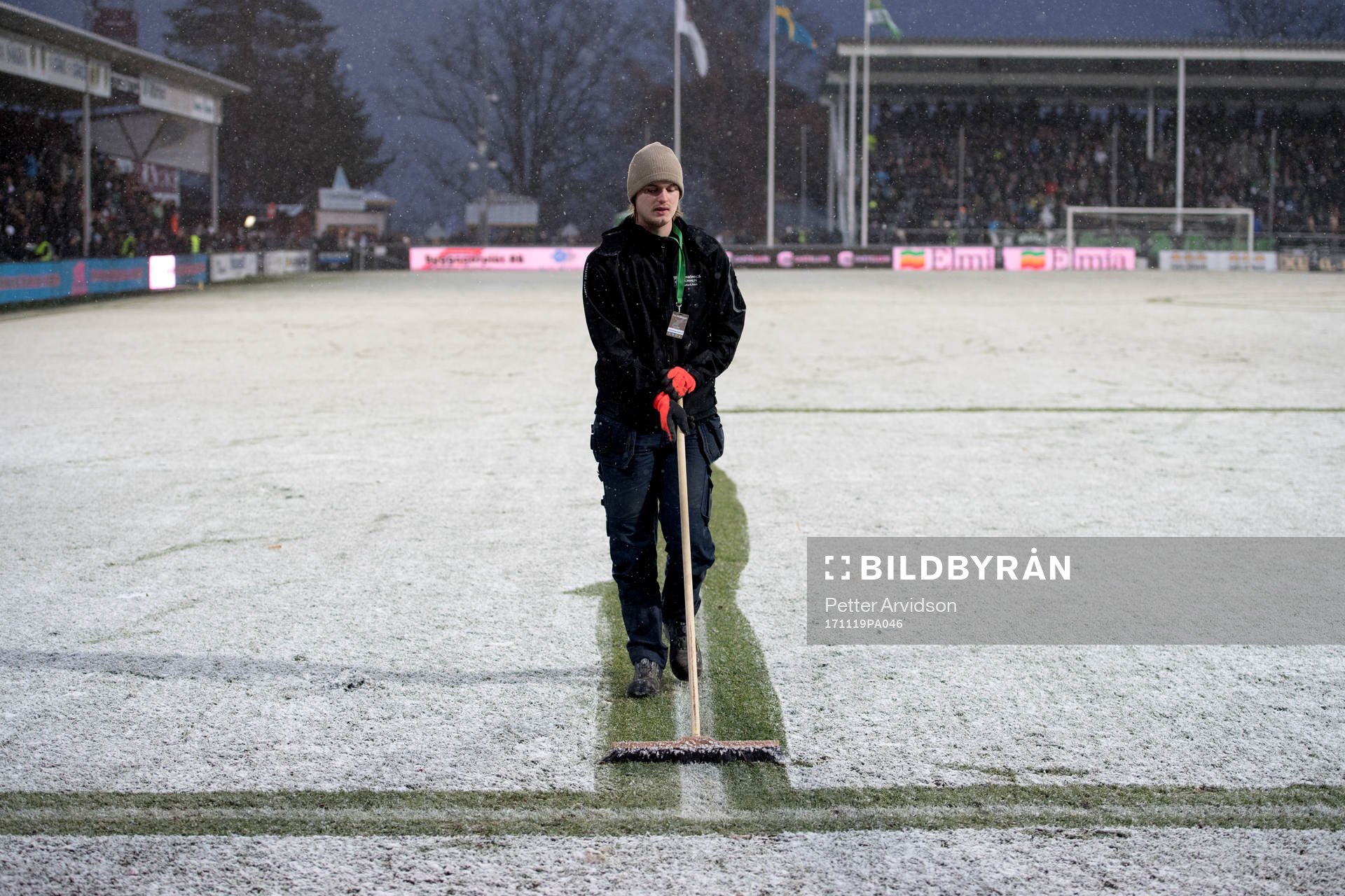 En funktionär rensar linjerna från snö