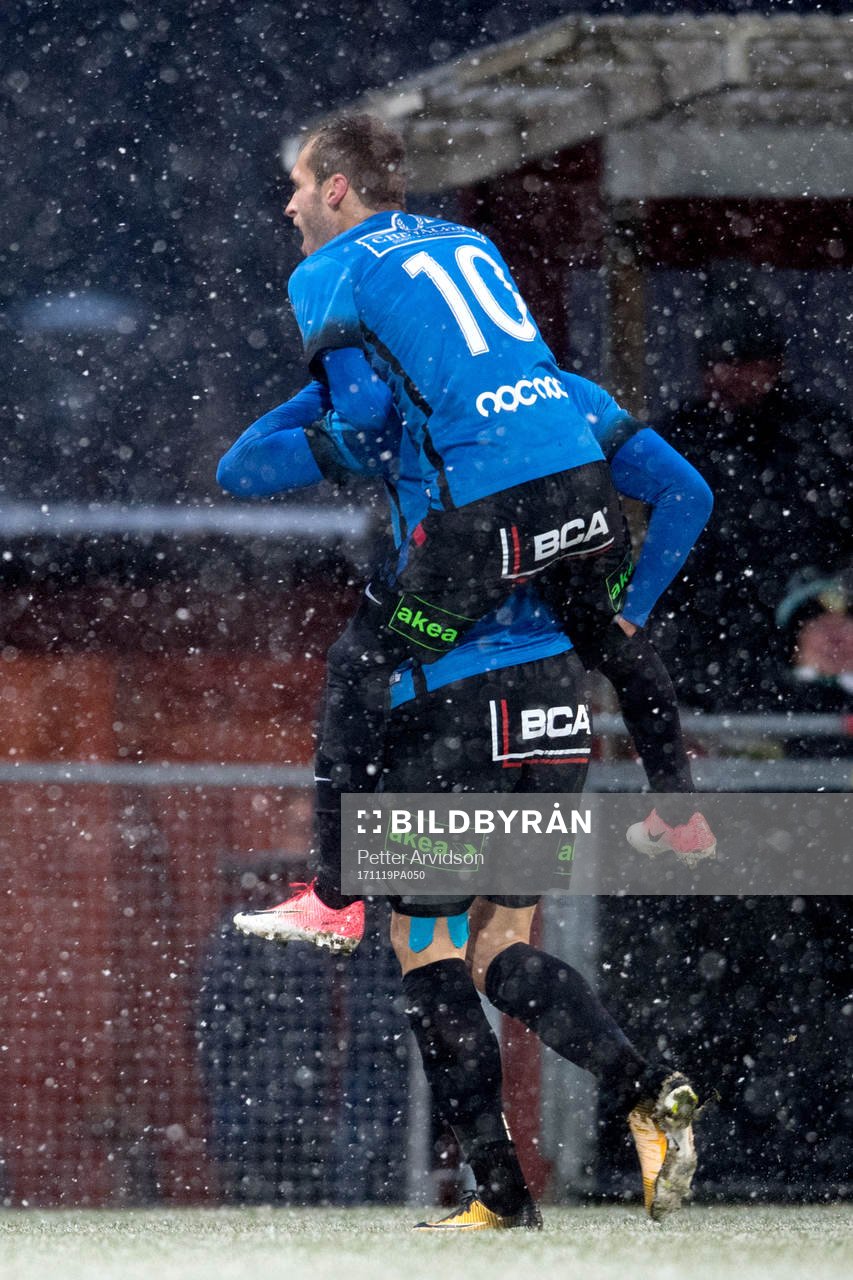 Trelleborgs Zoran Jovanovic jublar med lagkamrat