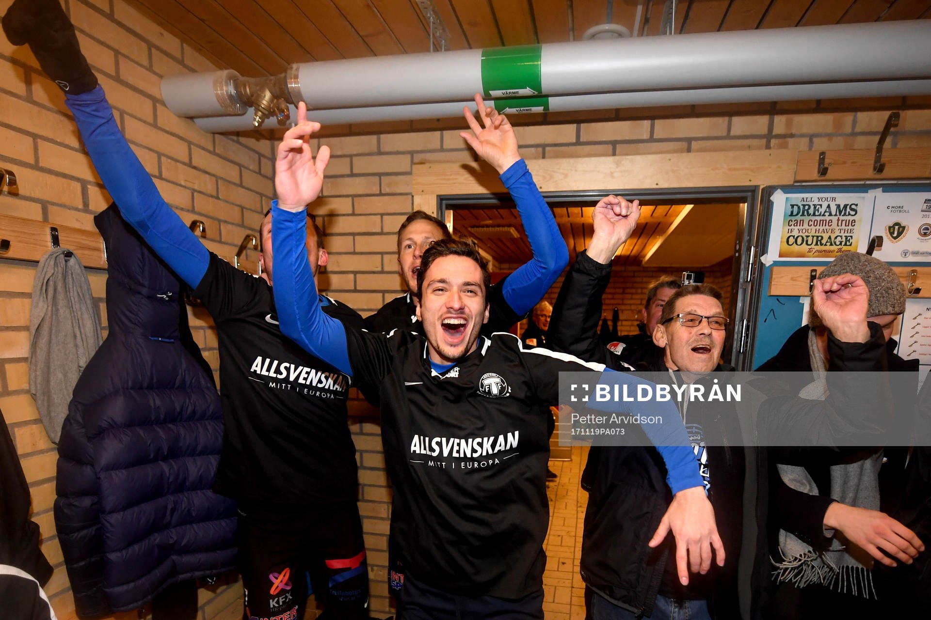 Trelleborgs spelare jublar i omklädningsrummet
