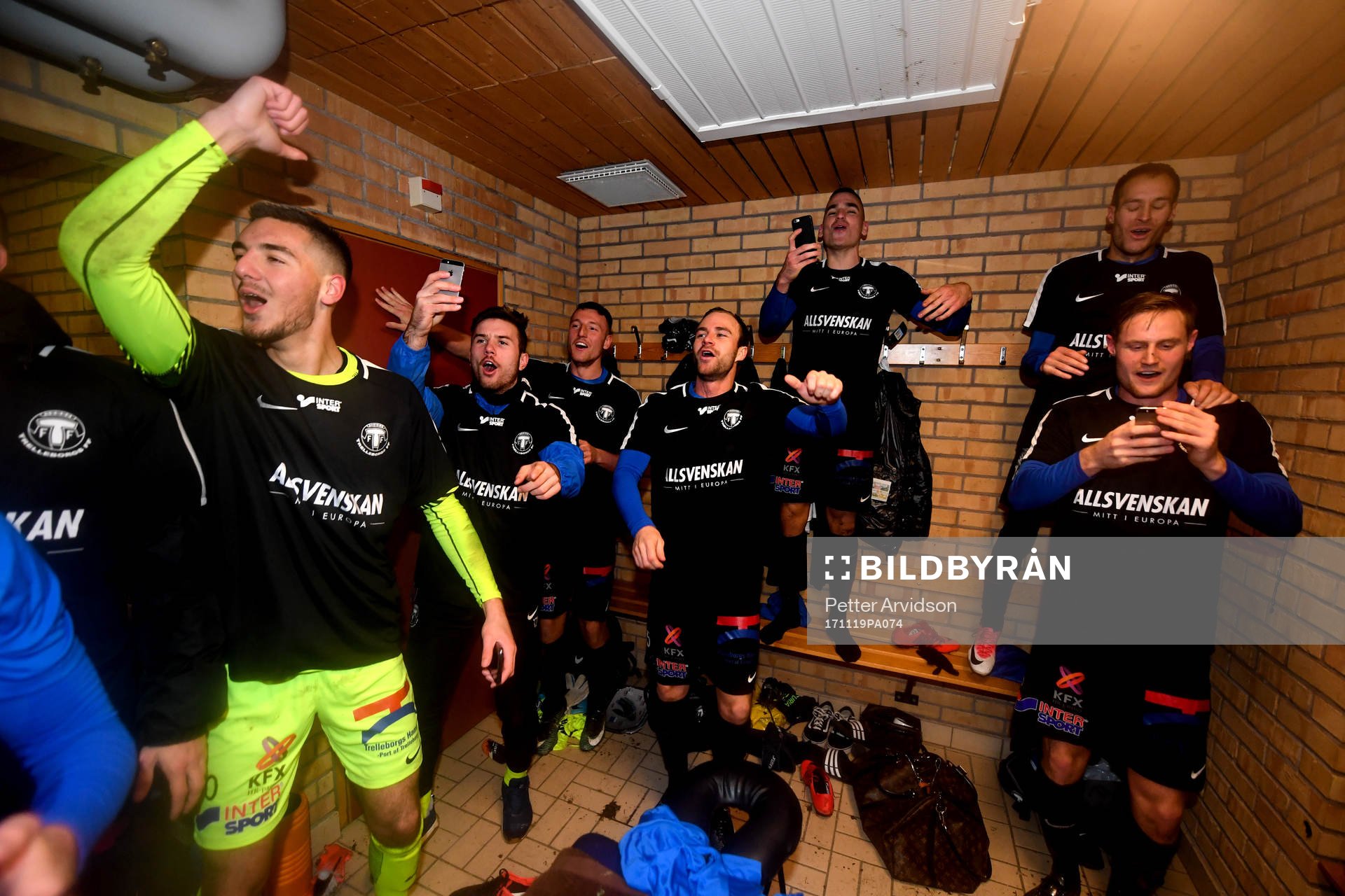 Trelleborgs spelare jublar i omklädningsrummet efter fotbollsmatchen i kvalet till Allsvenskan mellan Jönköping och Trelleborg den 19 november 2017 i Jönköping.