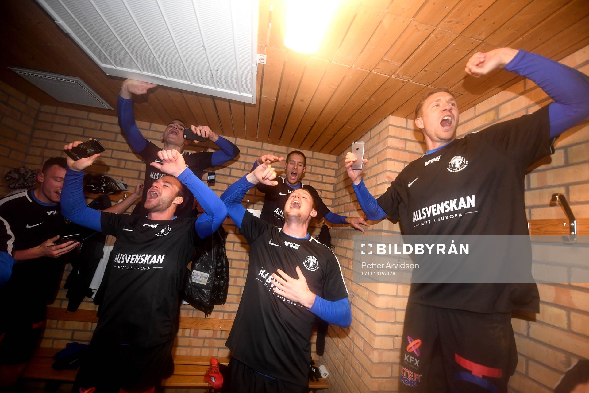 Trelleborgs spelare jublar i omklädningsrummet