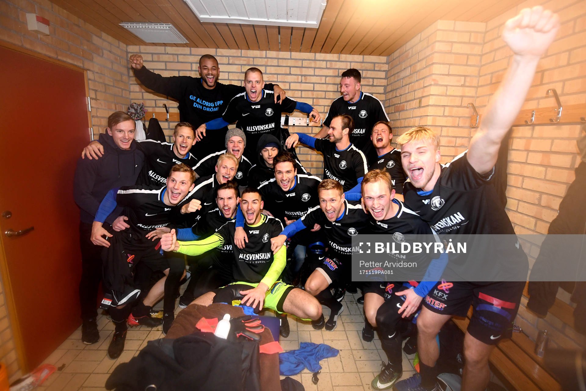 Trelleborgs spelare jublar i omklädningsrummet