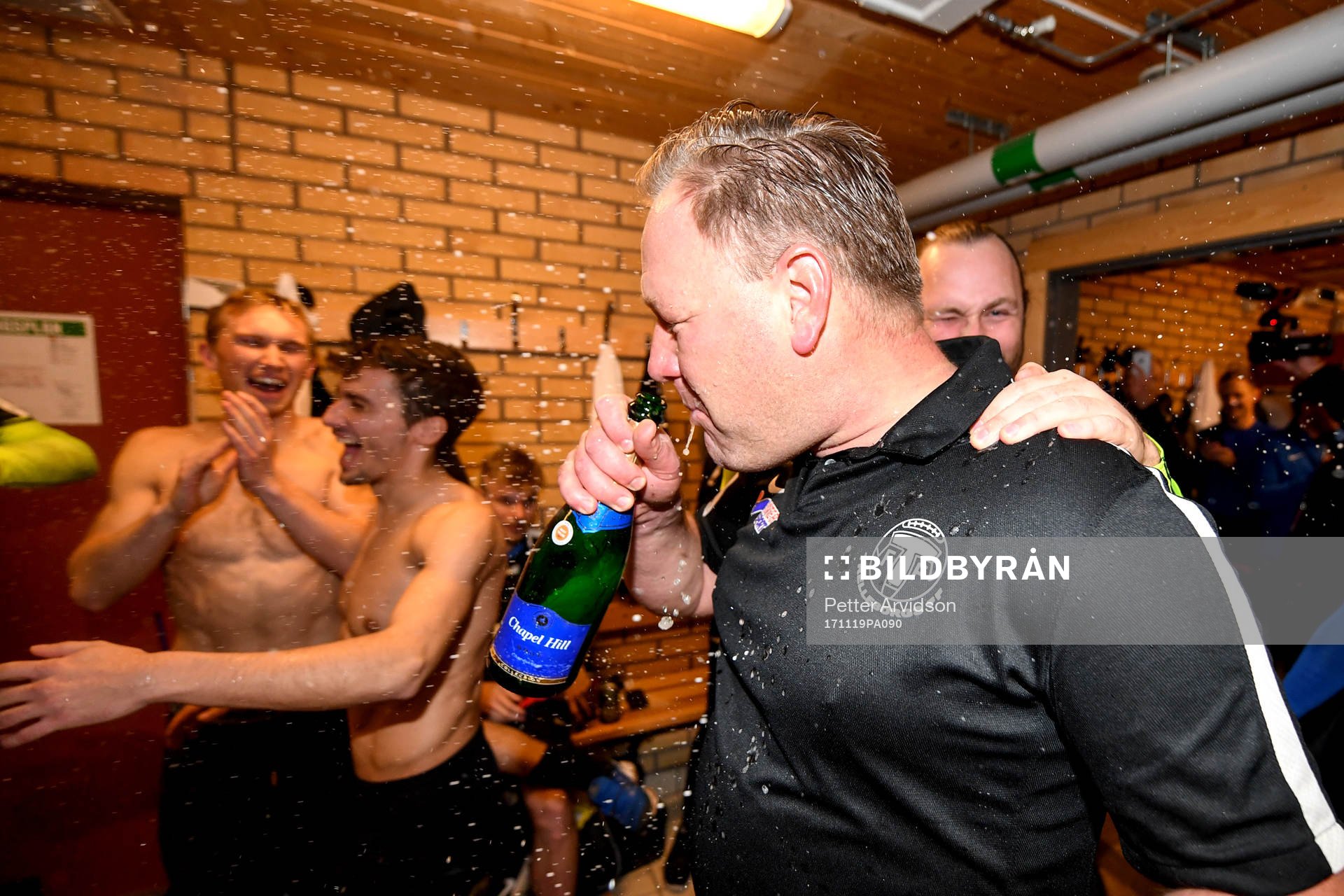 Trelleborgs tränare Patrick Winqvist dricker champagne i