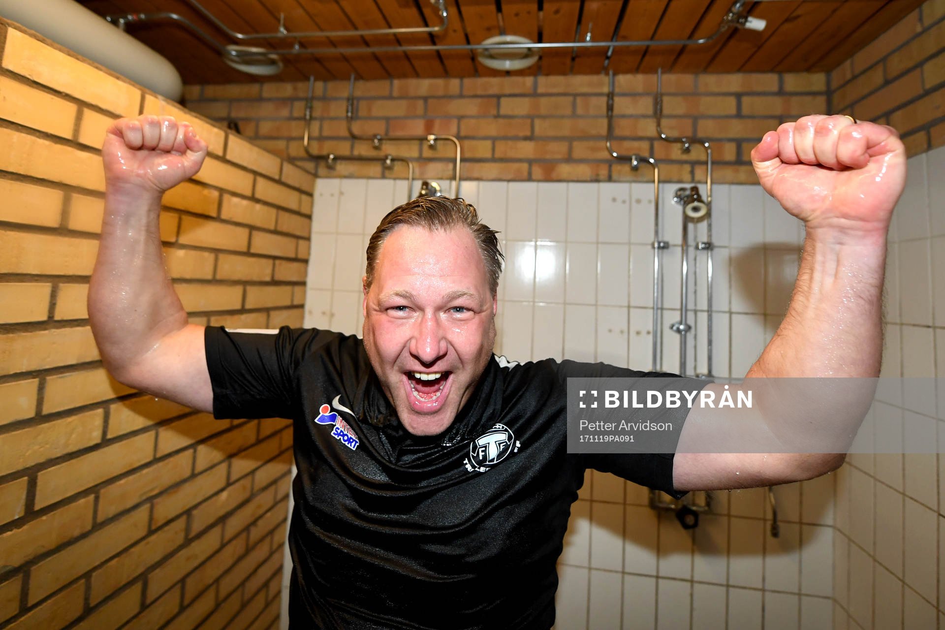 Trelleborgs tränare Patrick Winqvist jublar i duschen