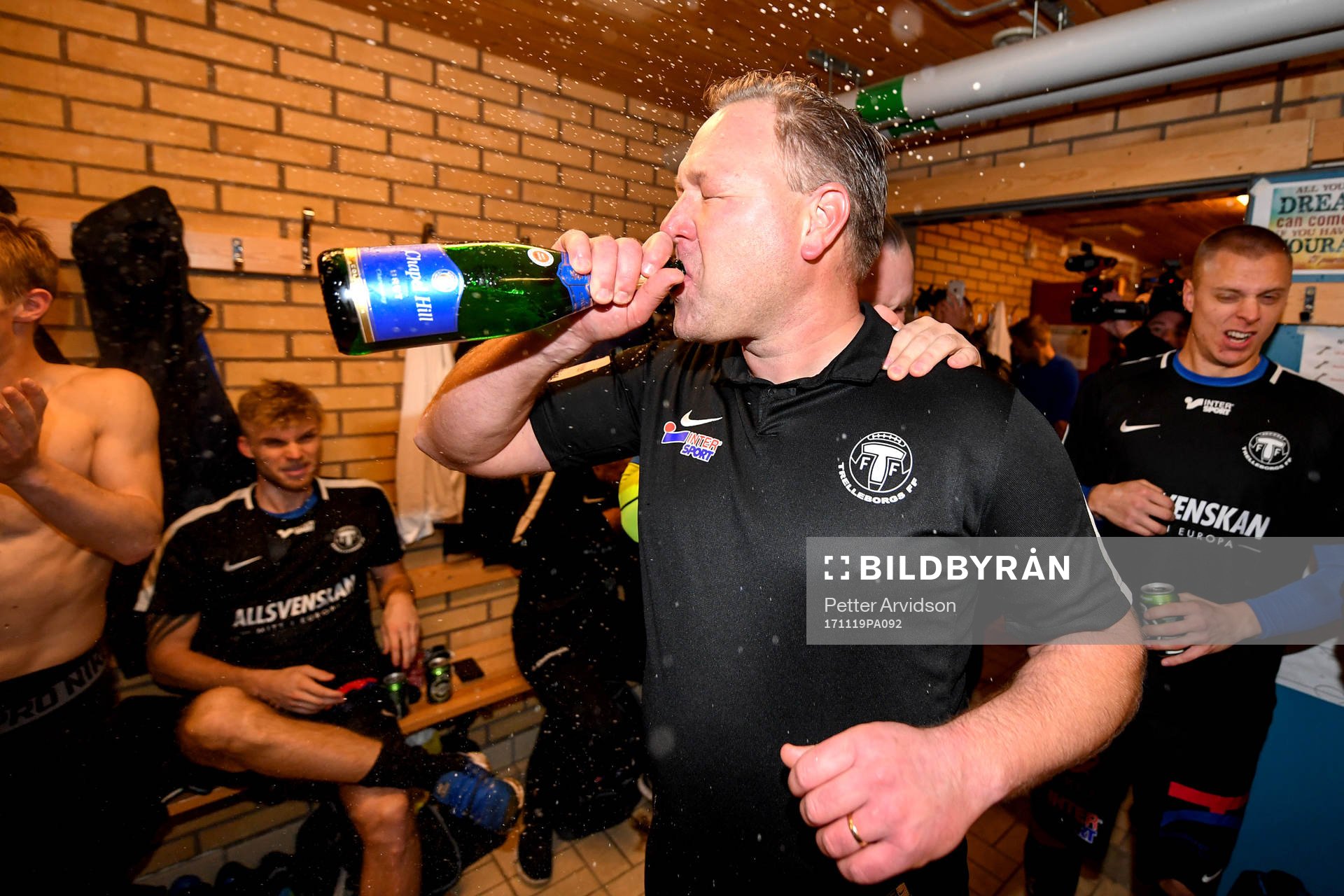 Trelleborgs tränare Patrick Winqvist dricker champagne i