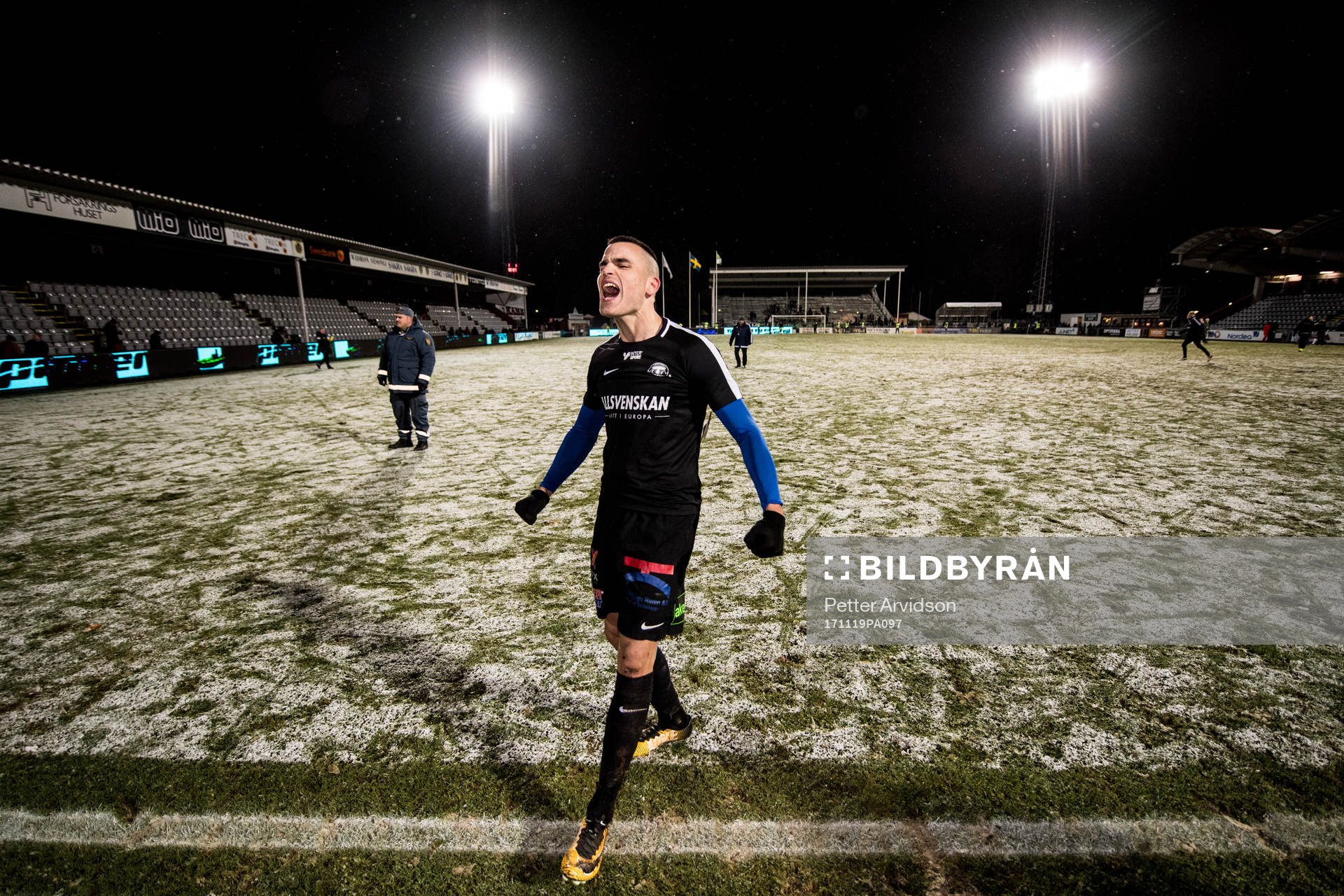 Trelleborgs Dino Islamovic jublar efter att Trelleborg blivit klara för Allsvenskan 2018 efter fotbollsmatchen i kvalet till Allsvenskan mellan Jönköping och Trelleborg den 19 november 2017 i Jönköping.