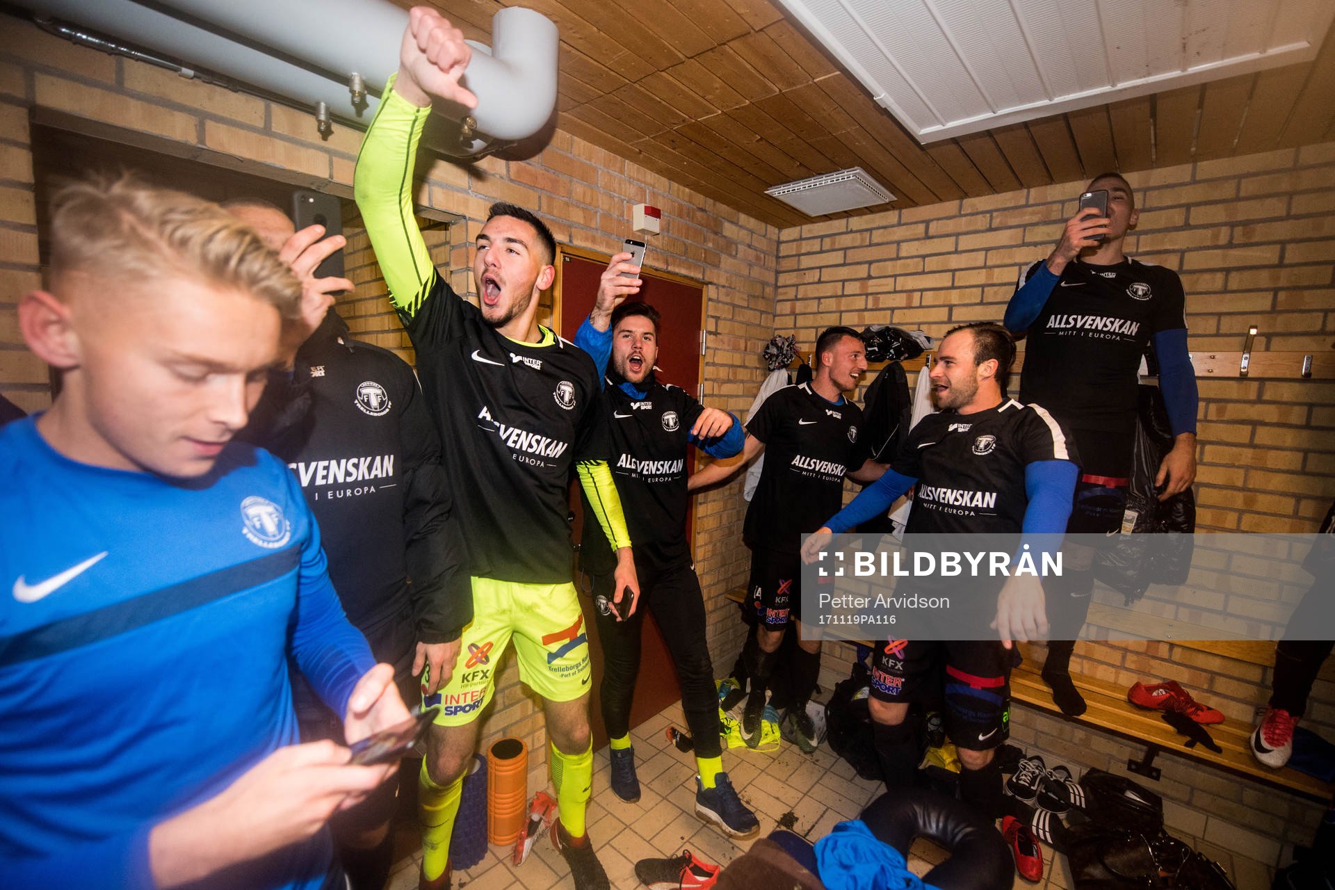 Trelleborgs spelare jublar i omklädningsrummet