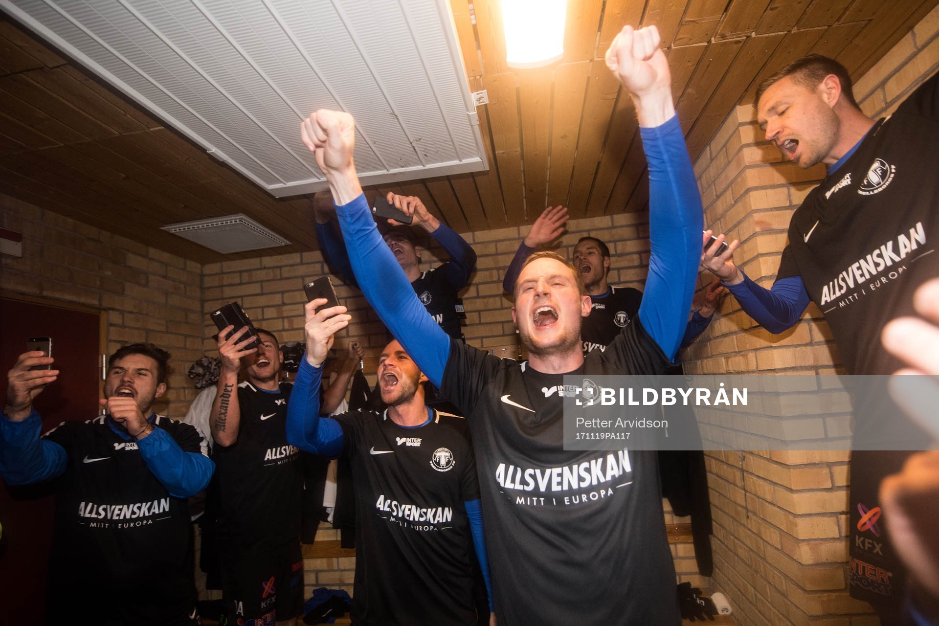 Trelleborgs spelare jublar i omklädningsrummet