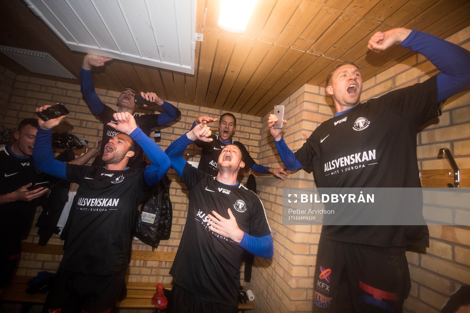 Trelleborgs spelare jublar i omklädningsrummet
