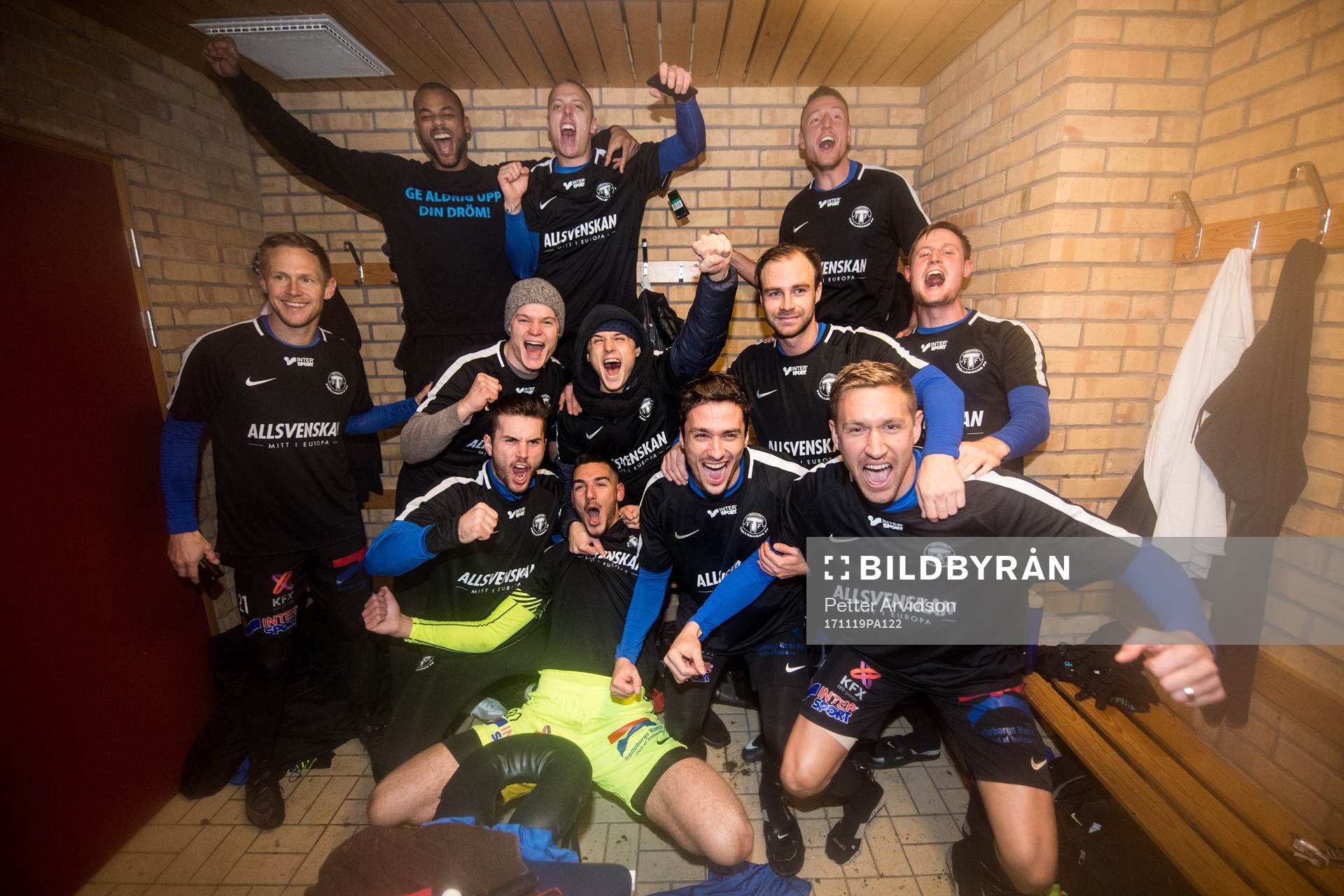 Trelleborgs spelare jublar i omklädningsrummet