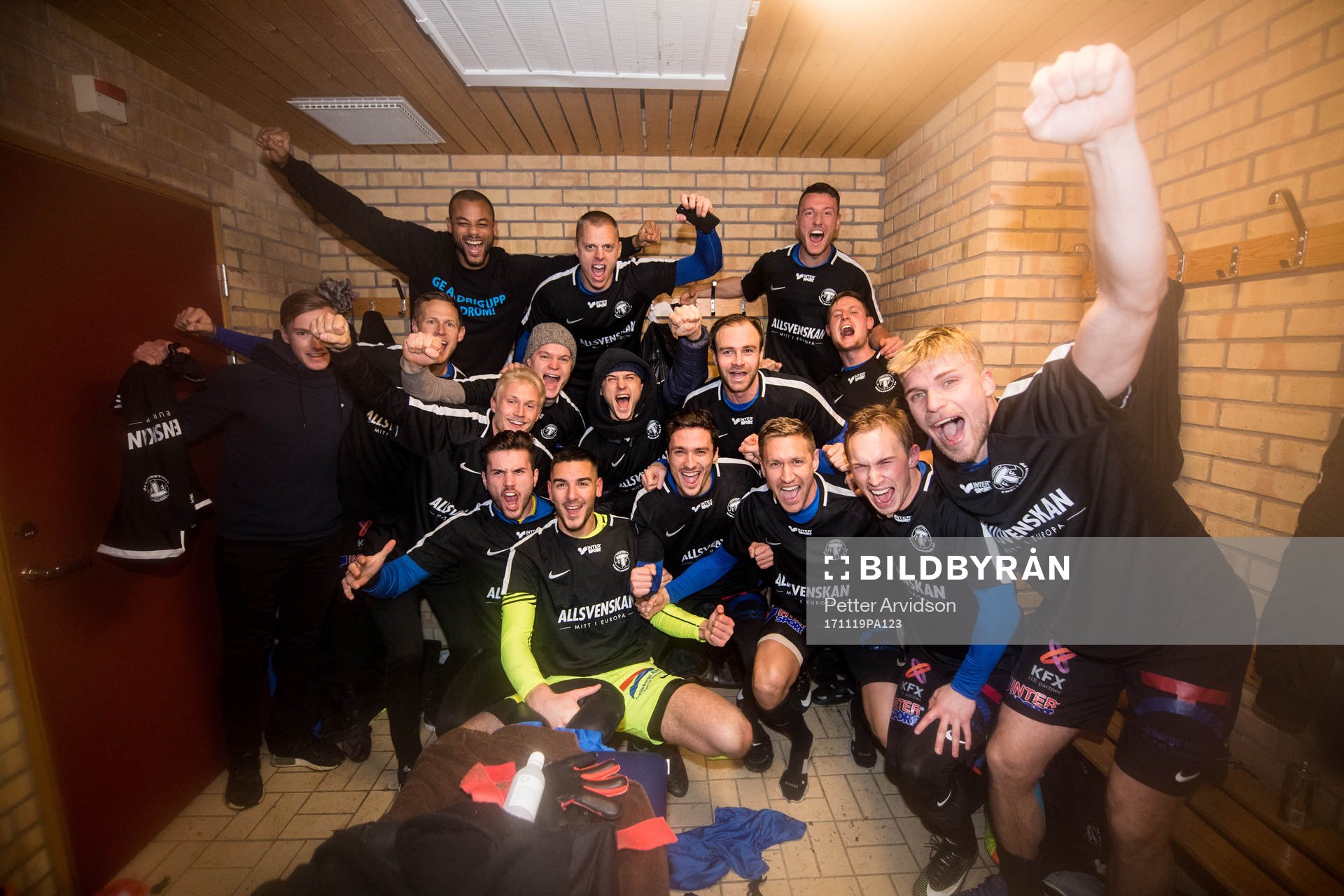 Trelleborgs spelare jublar i omklädningsrummet