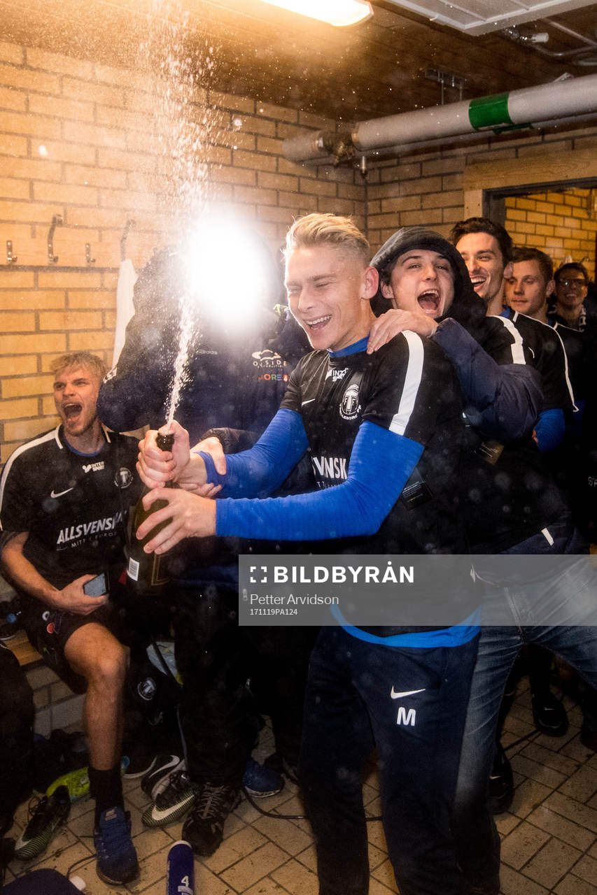 Trelleborgs Johan Brannefalk jublar med champagne i