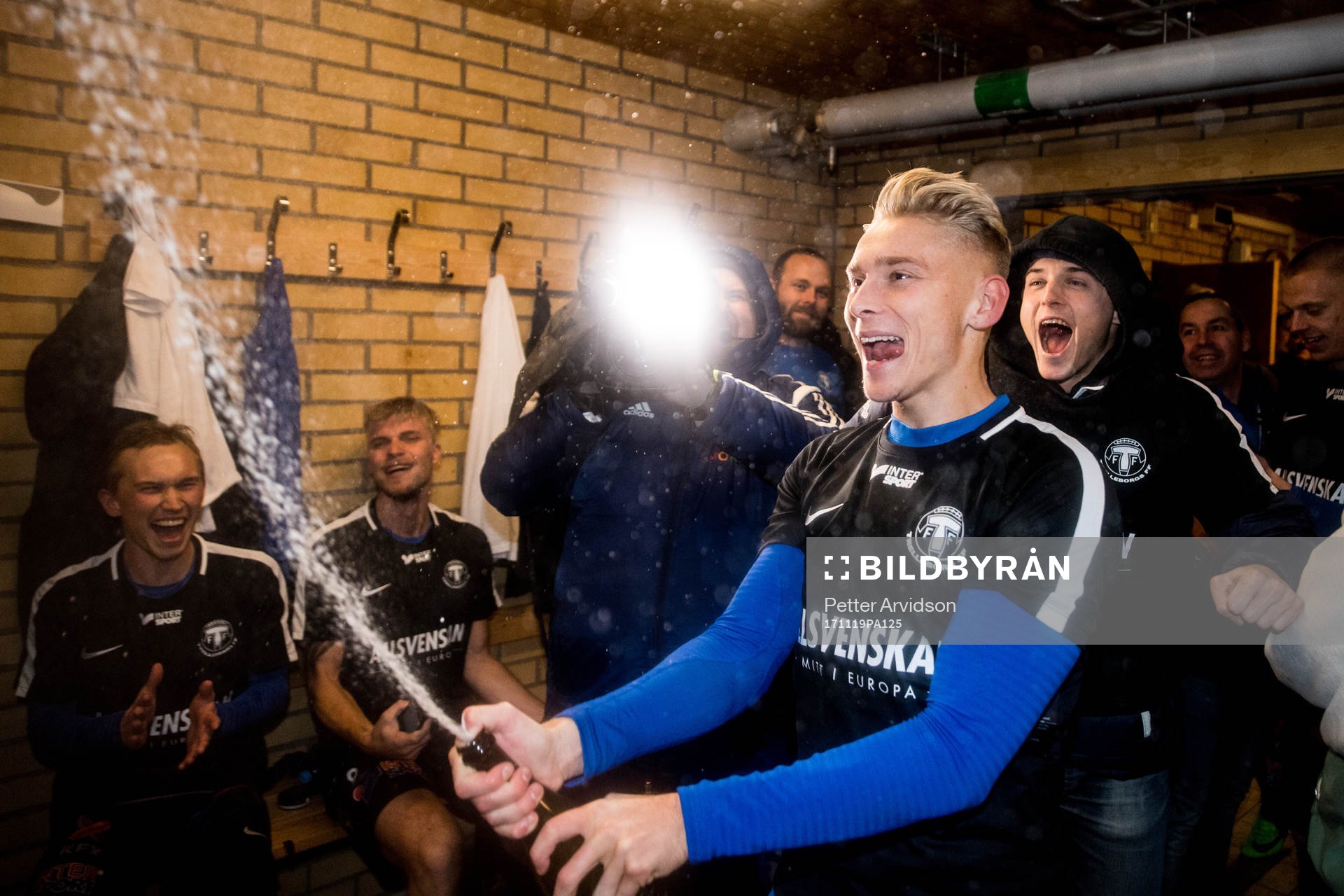 Trelleborgs Johan Brannefalk jublar med champagne i omklädningsrummet efter att Trelleborg blivit klara för Allsvenskan 2018 efter fotbollsmatchen i kvalet till Allsvenskan mellan Jönköping och Trelleborg den 19 november 2017 i Jönköping.