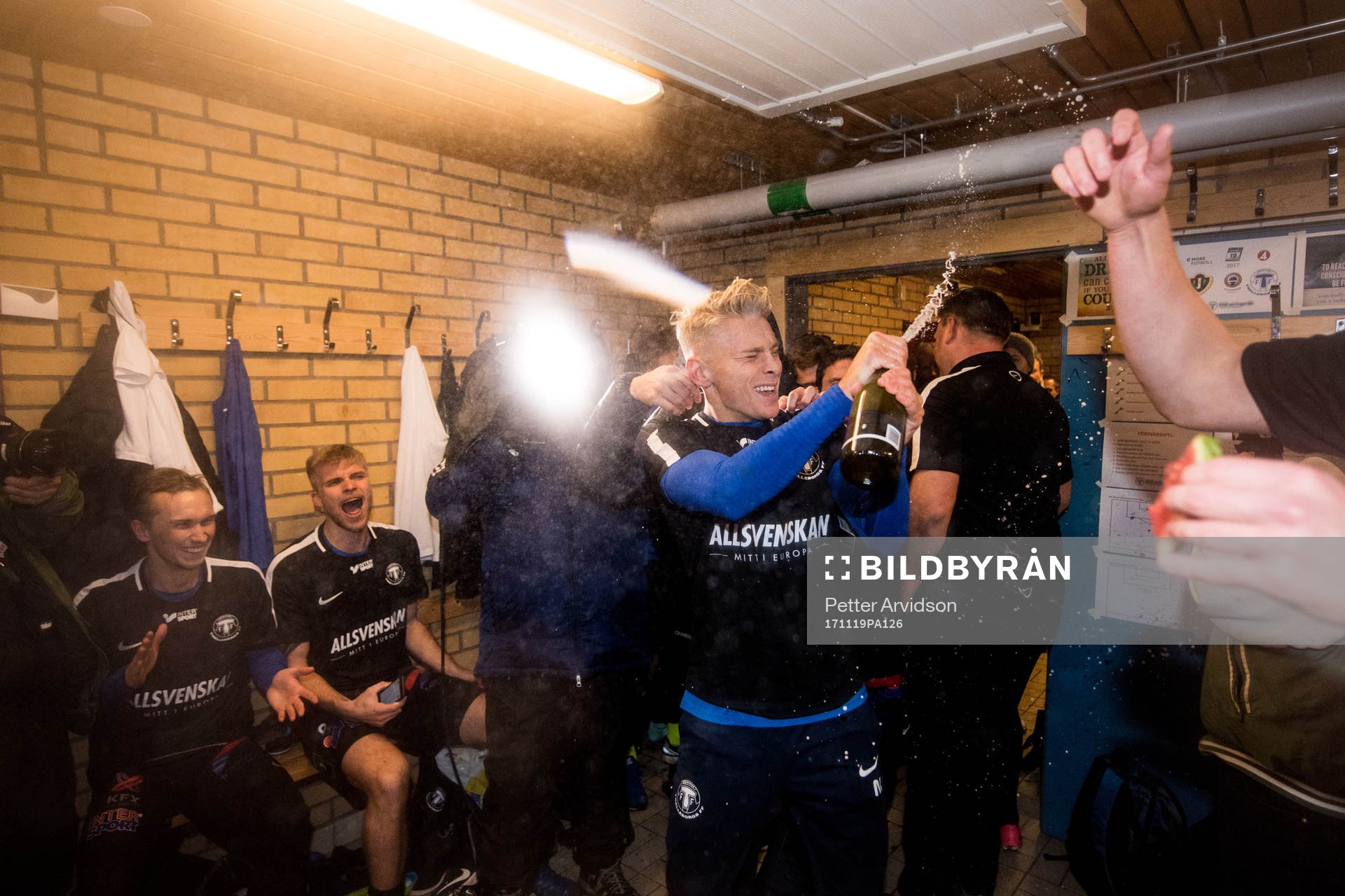 Trelleborgs Johan Brannefalk jublar med champagne i