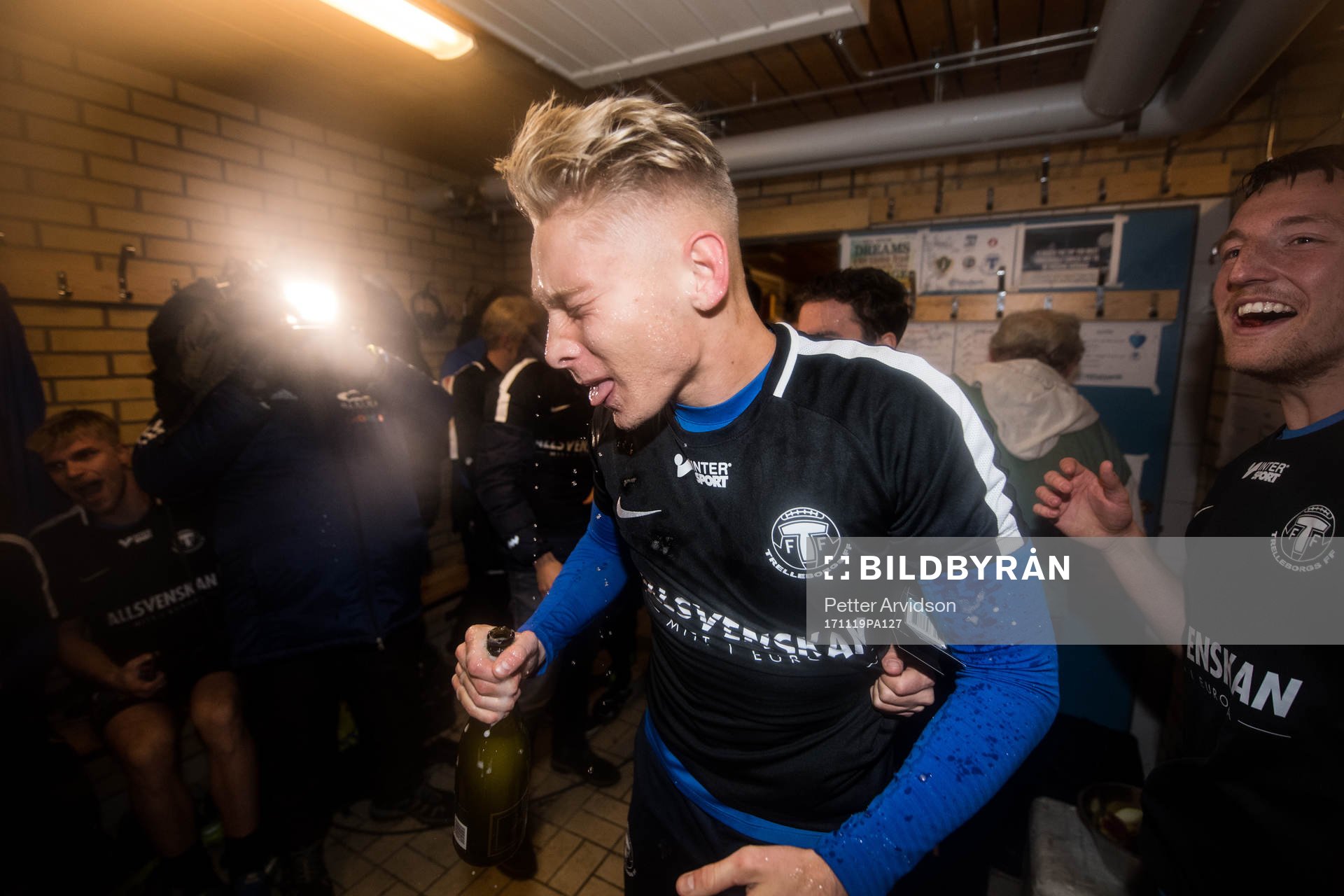 Trelleborgs Johan Brannefalk jublar med champagne i