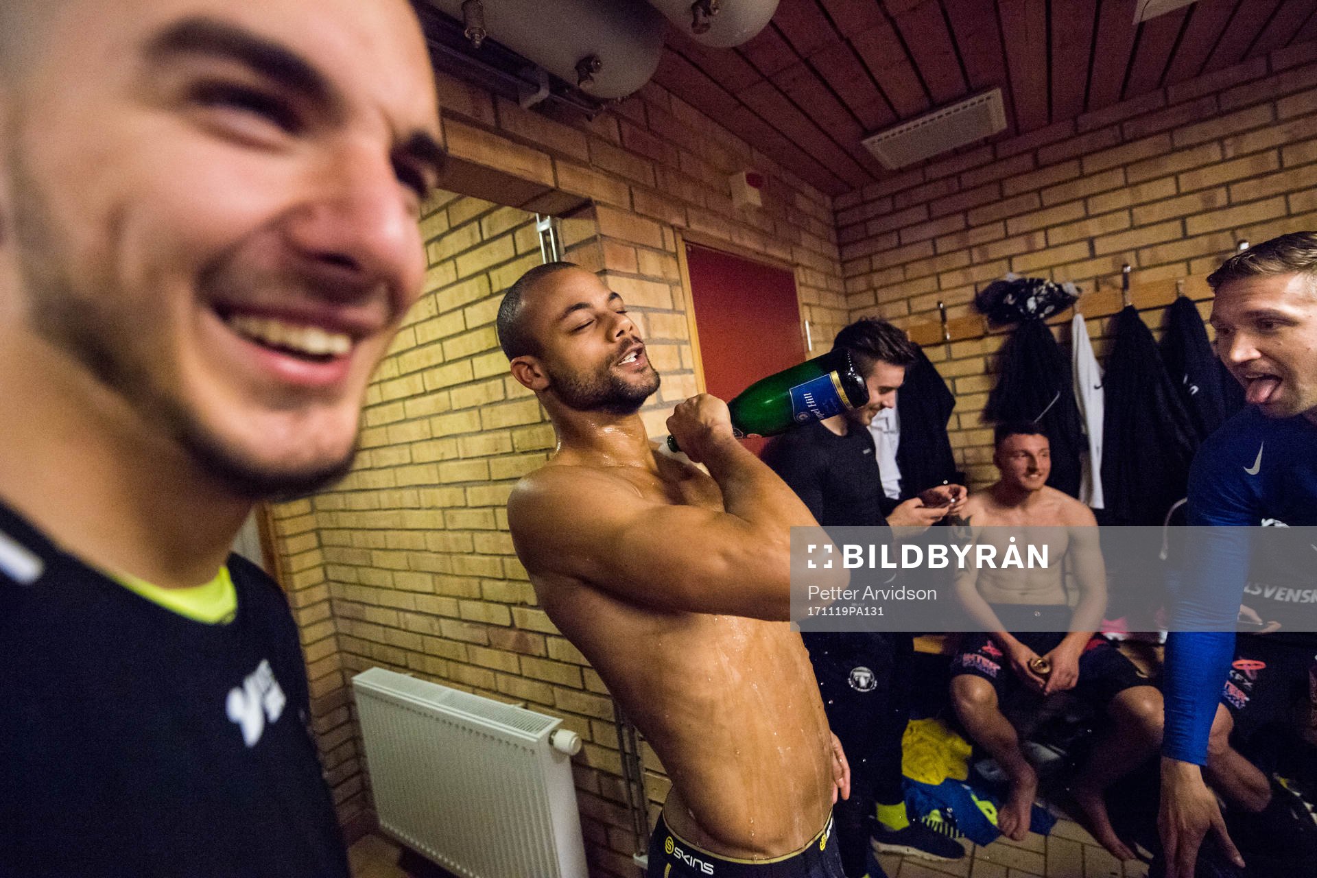 Trelleborgs Salif Camara Jönsson häller champagne över