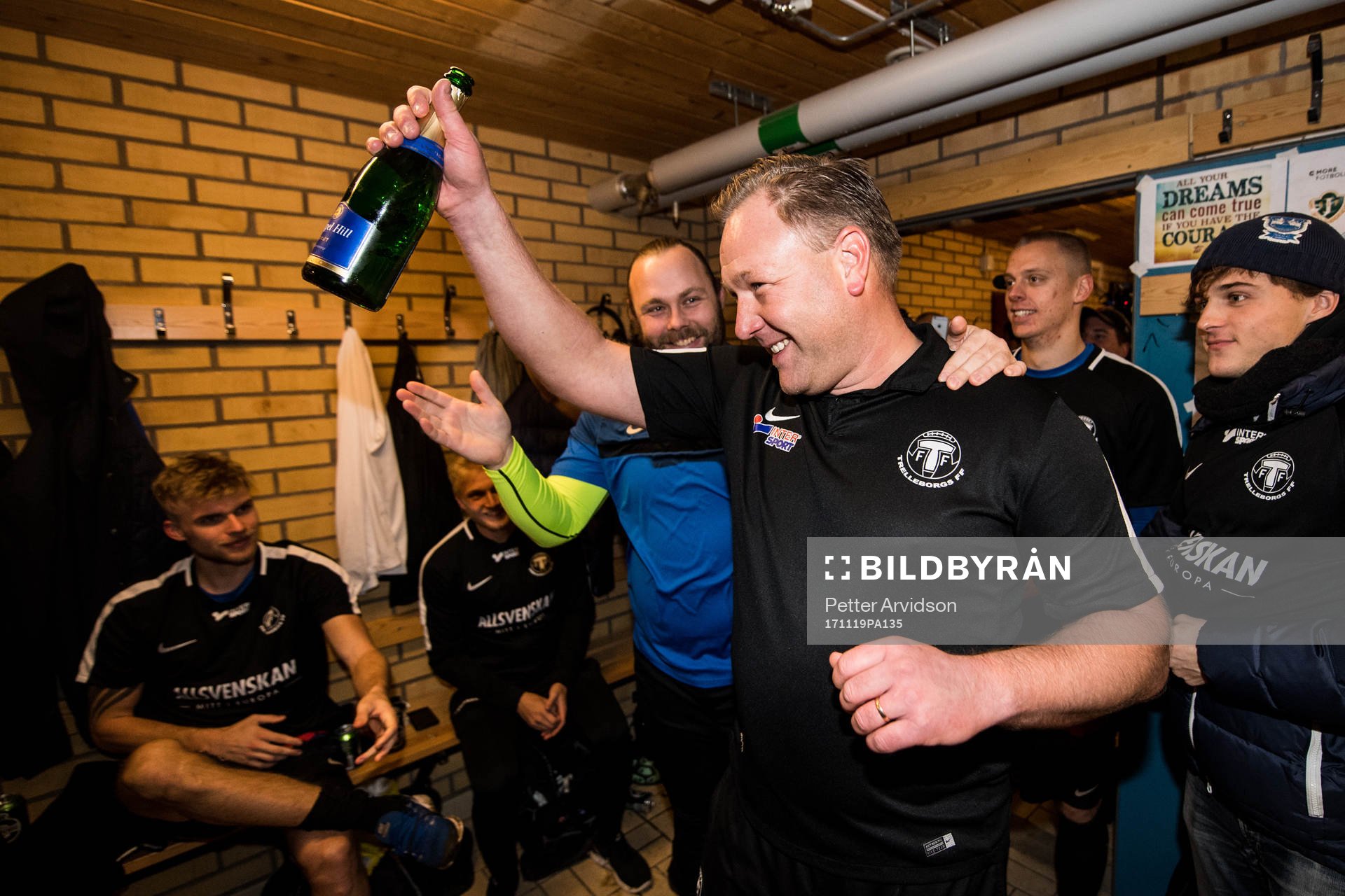 Trelleborgs tränare Patrick Winqvist jublar i