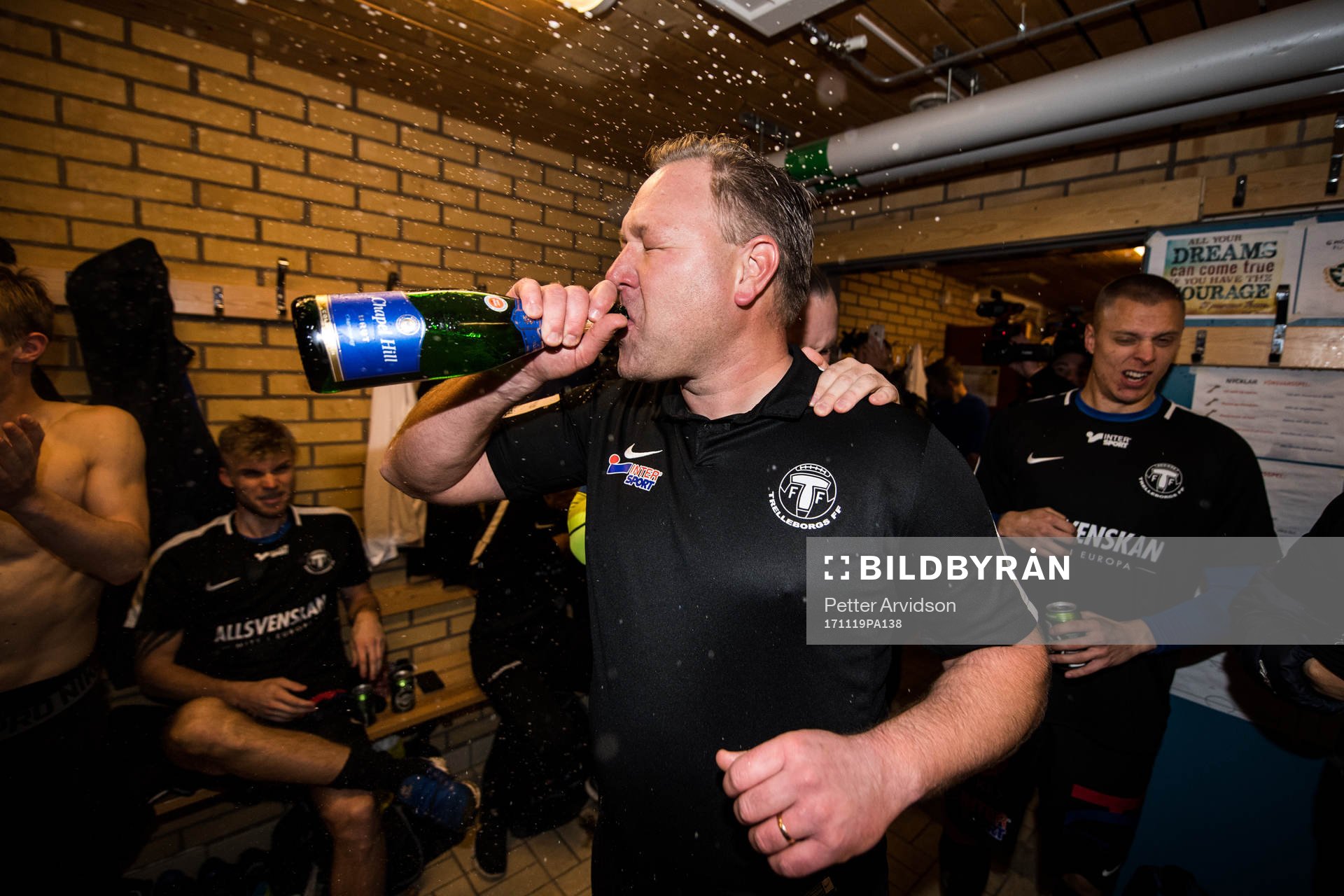 Trelleborgs tränare Patrick Winqvist dricker champagne i