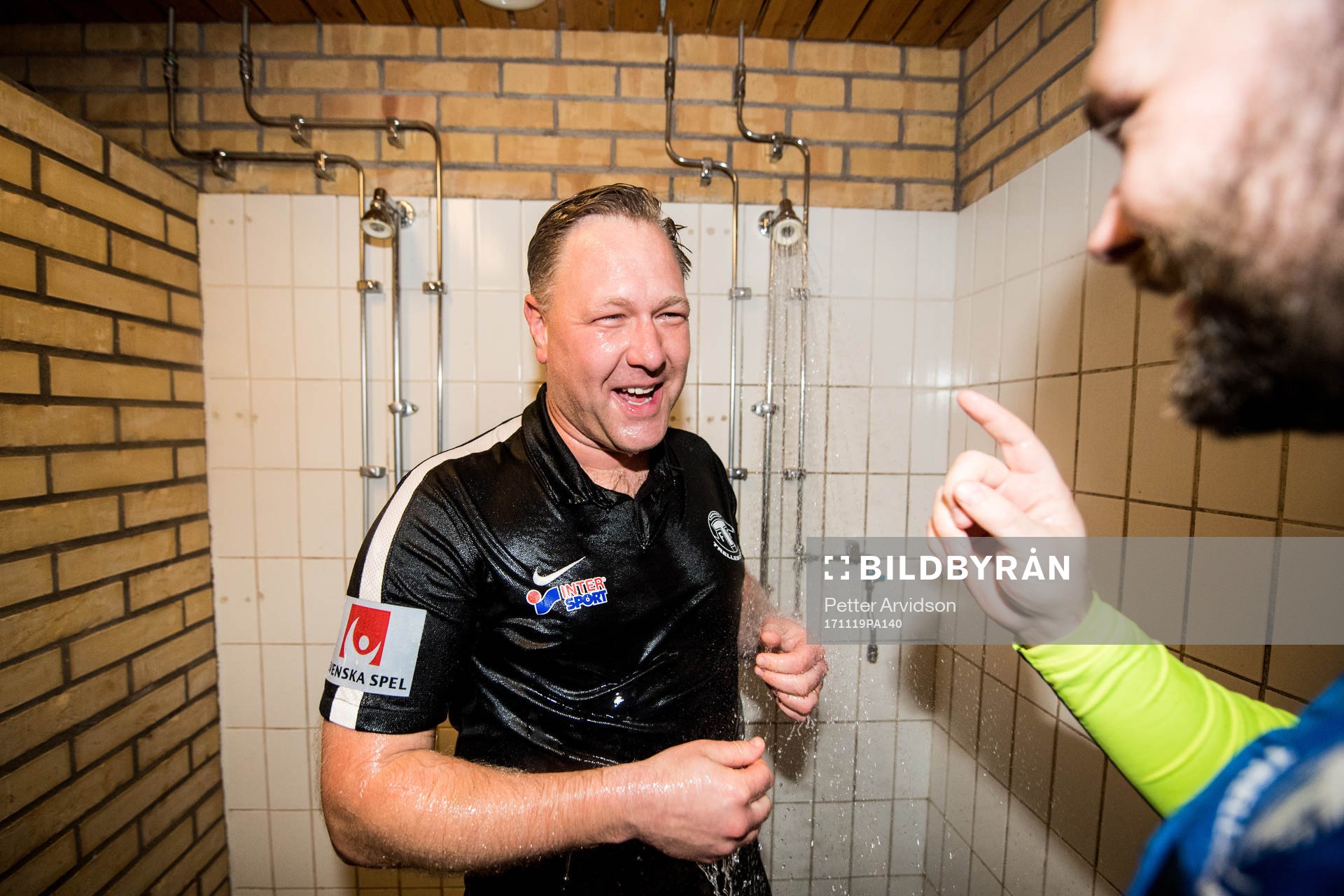 Trelleborgs tränare Patrick Winqvist blir duschad i