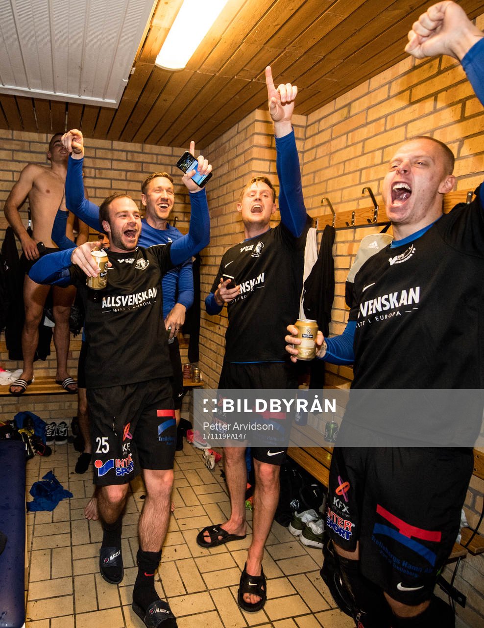 Trelleborgs spelare med Robin Jacobsson (m) jublar i