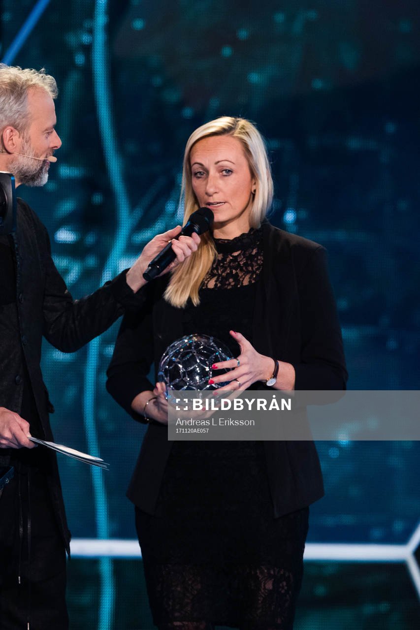 Konferencier Fredrik Berling och Årets tränare i