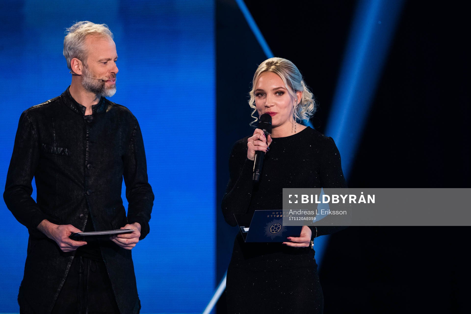 Konferencier Fredrik Berling och Elin Rubensson delar ut pris till Årets domare under Fotbollsgalan den 20 november 2017 i Stockholm.
