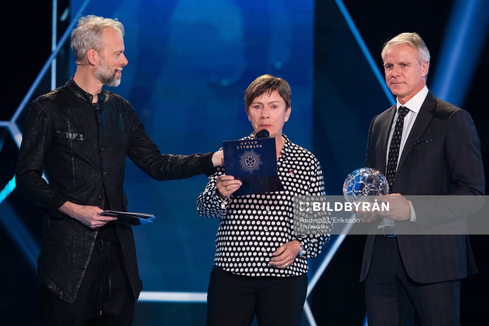 Anette Börjesson och Roland Nilsson delar ut pris till Årets Mittfältare under Fotbollsgalan den 20 november 2017 i Stockholm. T v konferencier Fredrik Berling.