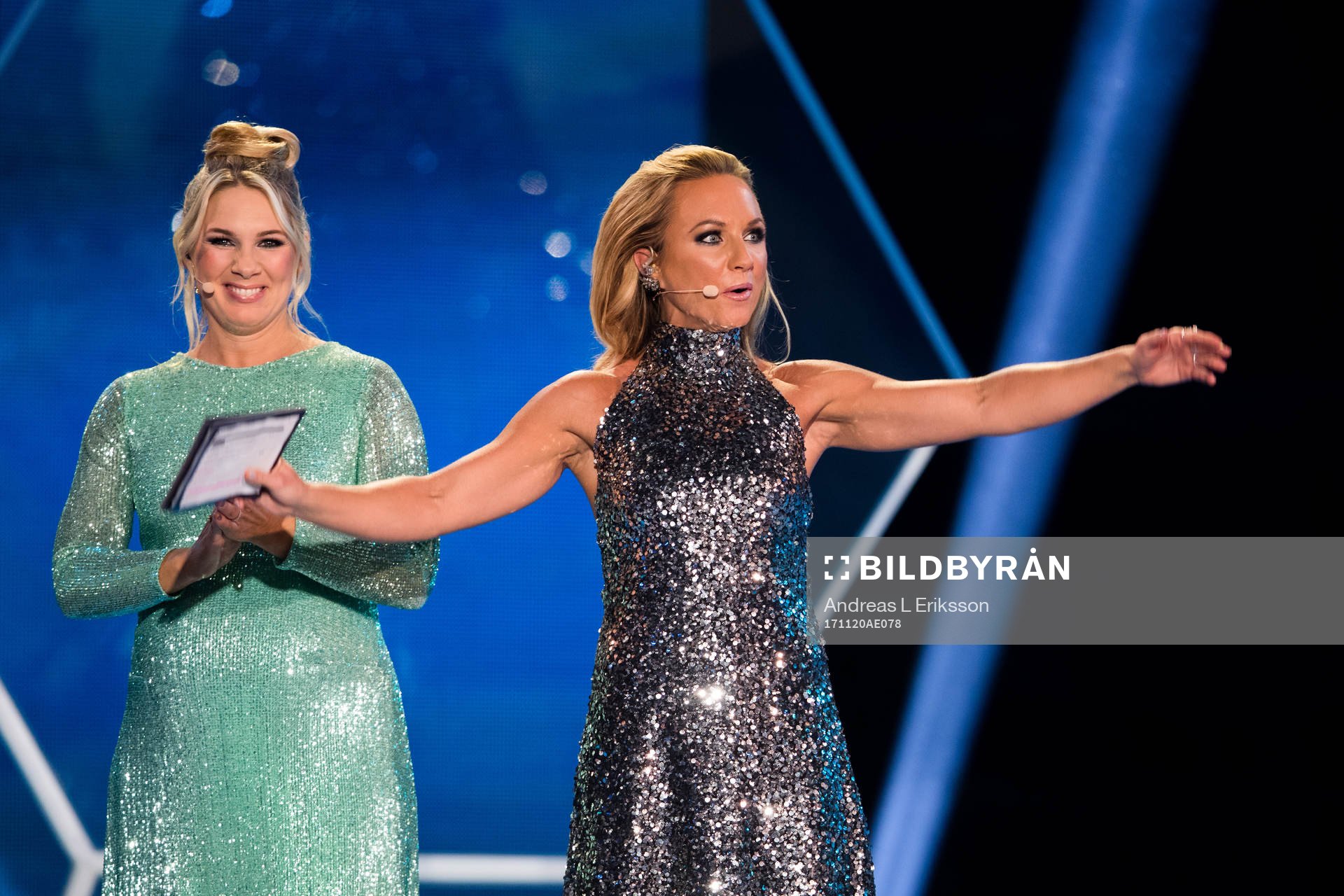 Programledarna Anna Brolin och Frida Nordstrand