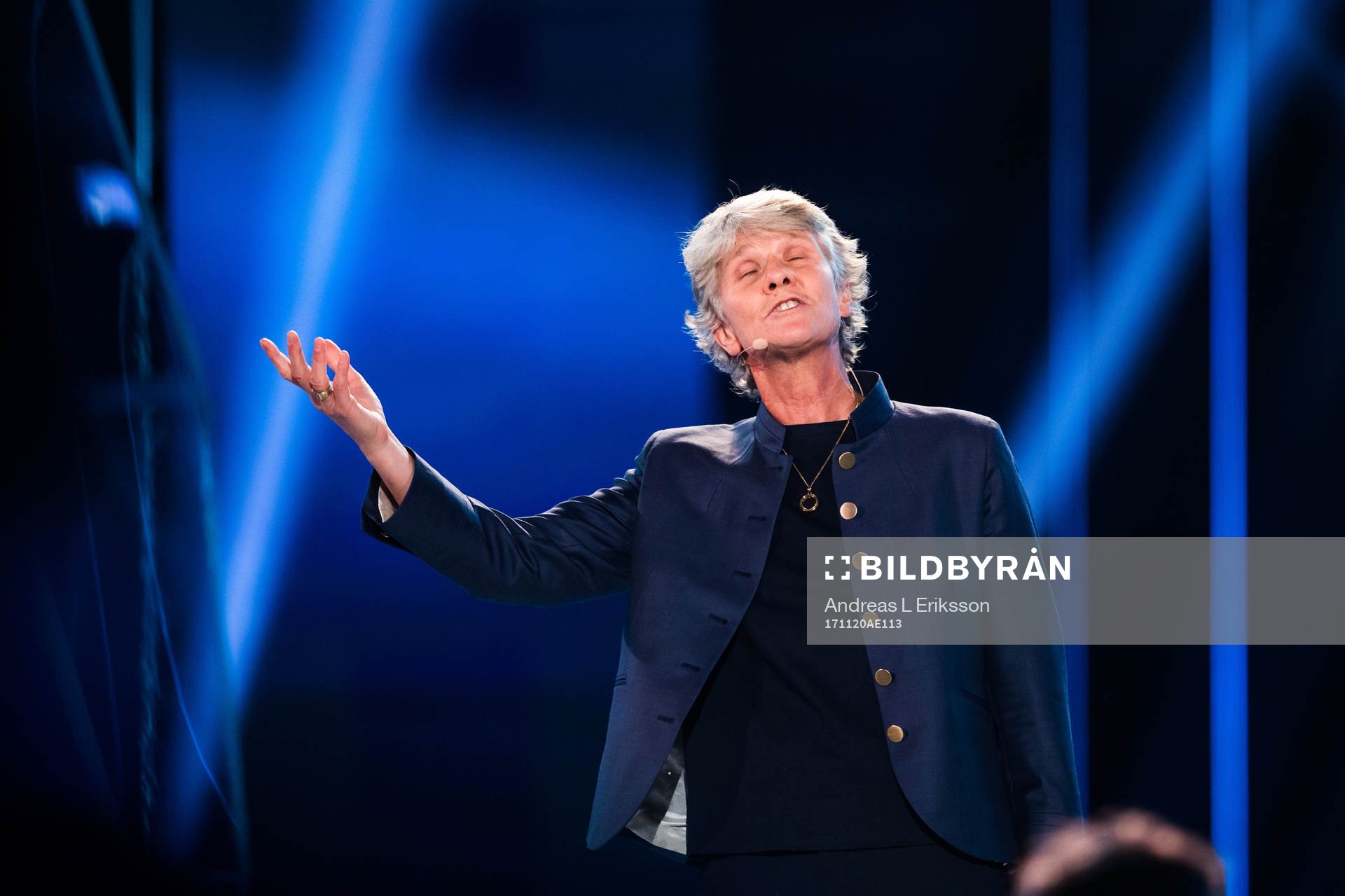 Pia Sundhage sjunger när hon tilldelas Fotbollskanalens