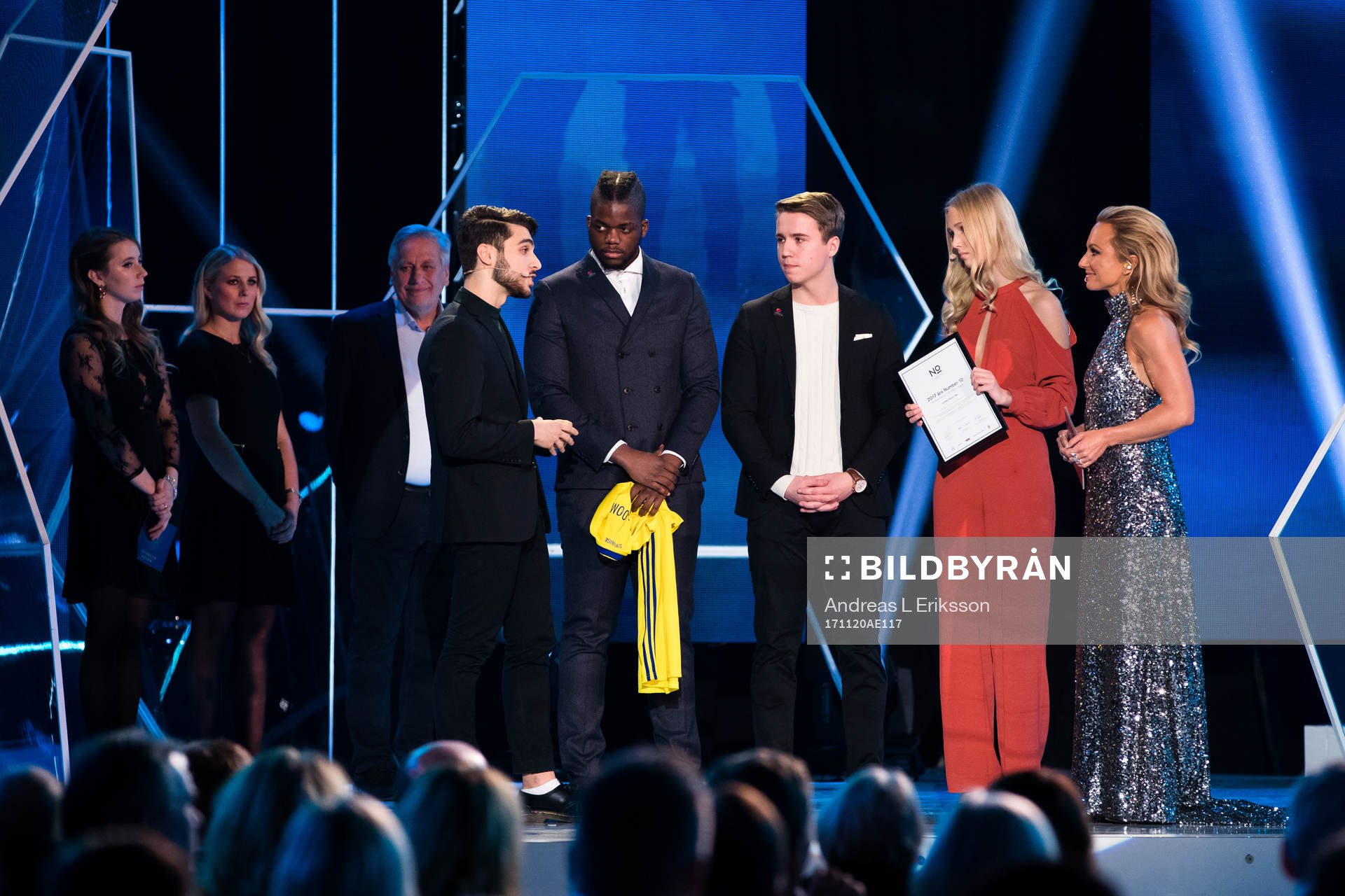 Shanga Aziz, Rogerio Silva, Hampus Sagrelius och Julia Frännek från Locker Room Talk tilldelas Zlatan Ibrahimovic stipendium Number 10 under Fotbollsgalan den 20 november 2017 i Stockholm.