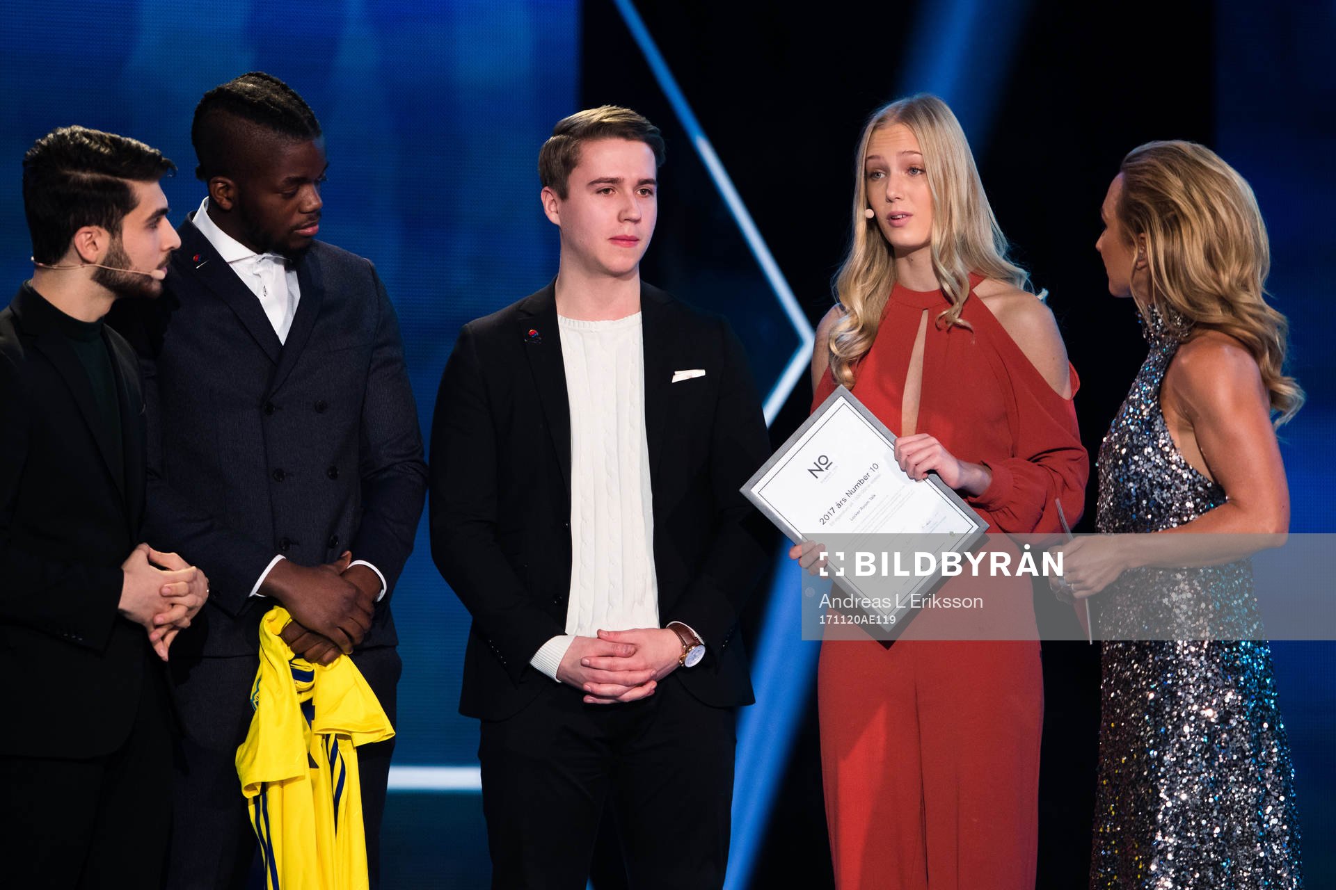 Shanga Aziz, Rogerio Silva, Hampus Sagrelius och Julia Frännek från Locker Room Talk tilldelas Zlatan Ibrahimovic stipendium Number 10 under Fotbollsgalan den 20 november 2017 i Stockholm.