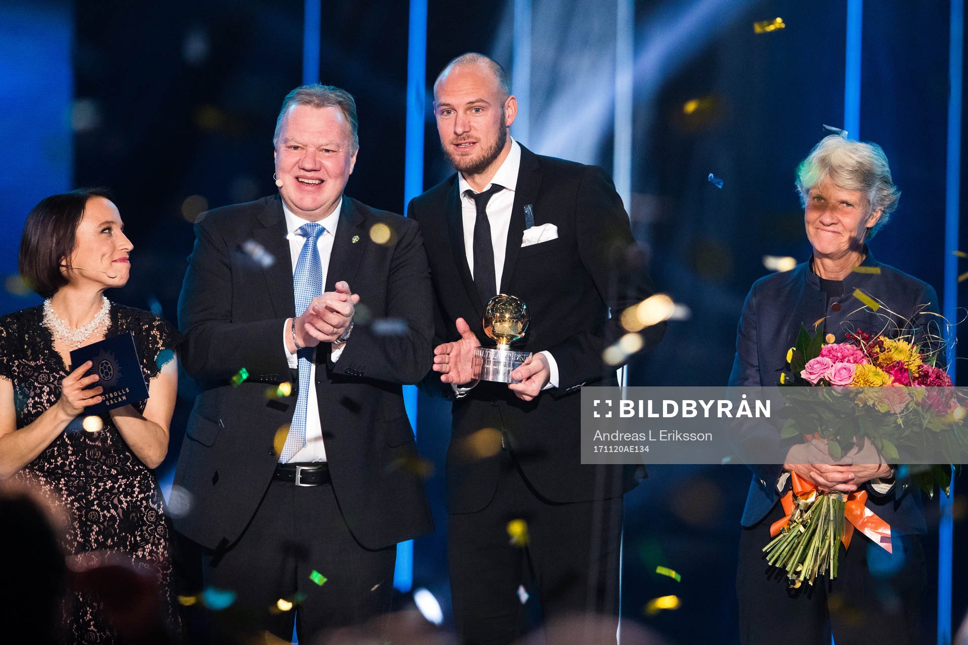 Karl-Erik Nilsson, Andreas Granqvist och Pia Sundhage under Fotbollsgalan den 20 november 2017 i Stockholm.