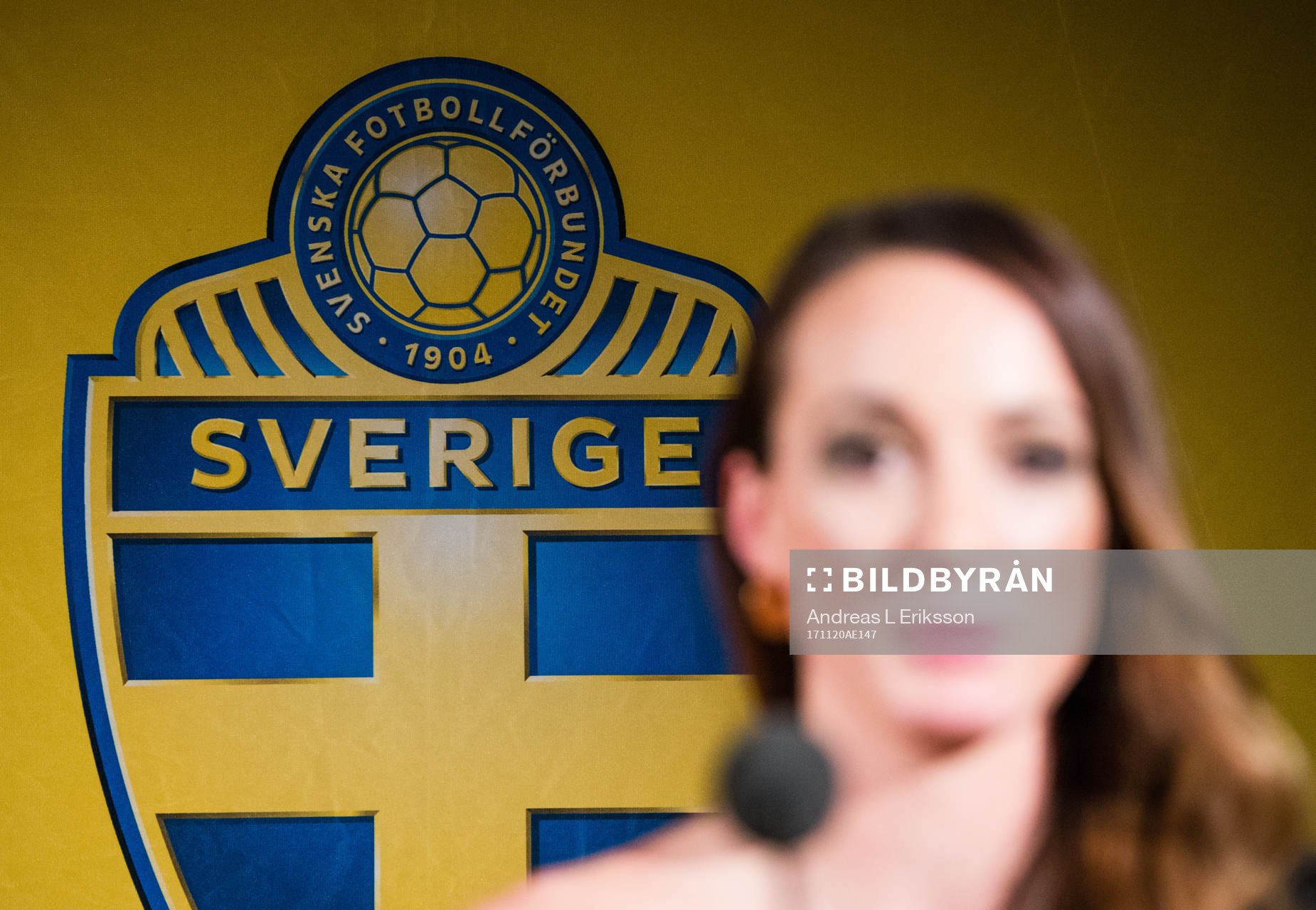 Svenska Fotbollförbundets emblem bakom vinnaren av