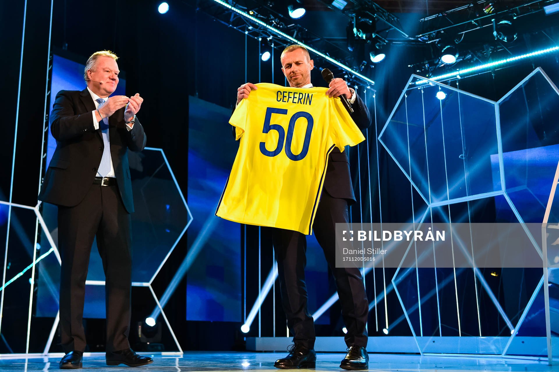 Aleksander Ceferin, ordförande i UEFA får en matchtröja