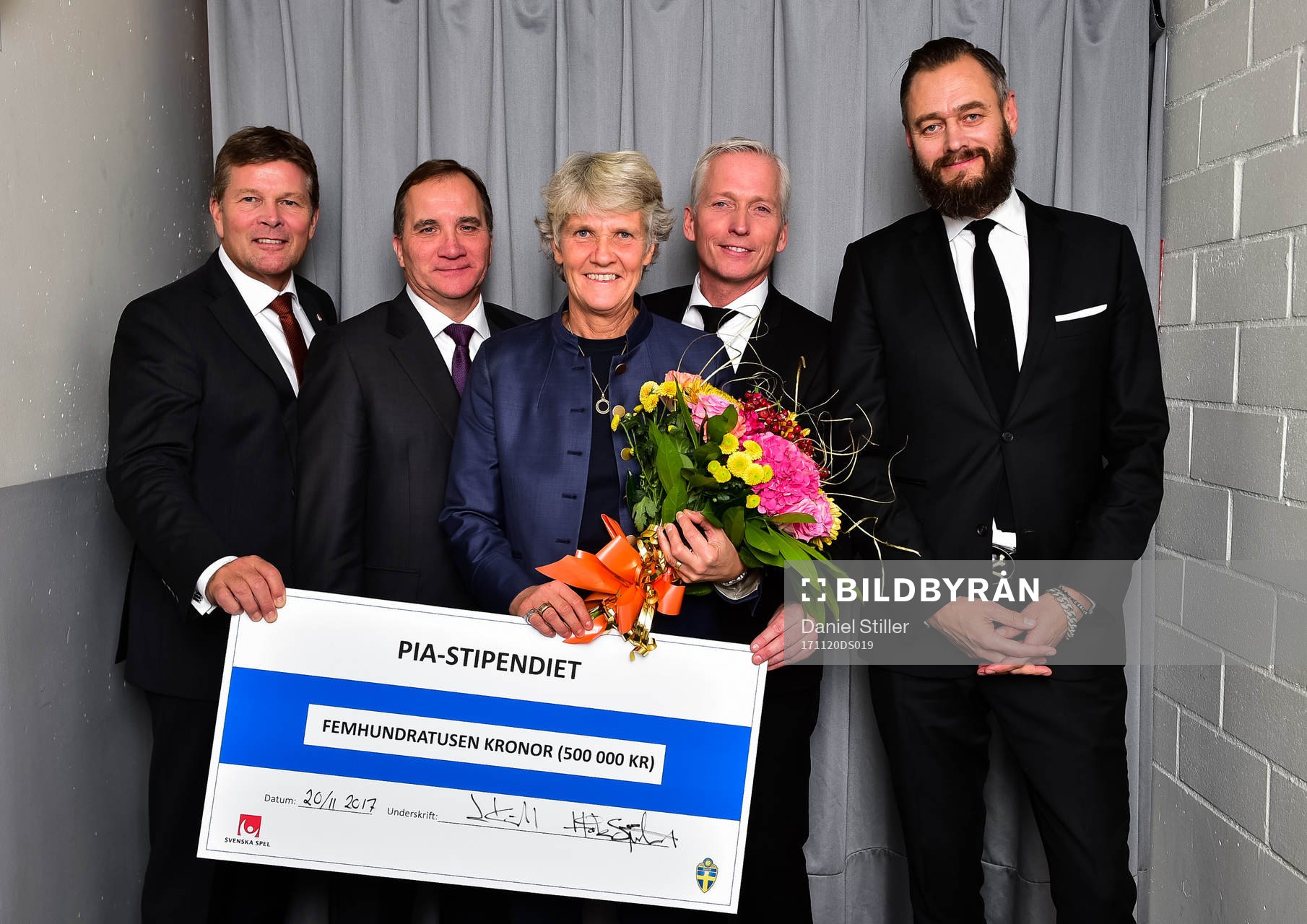 Lennart Käll, Svenska Spel, Statsminister Stefan Löfven, Håkan Sjöstrand, Fotbollförbundet och Olof Lundh tillsammans med Pia Sundhage, vinnare av Fotbollskanalens Stora Hederspris under Fotbollsgalan den 20 november 2017 i Stockholm.