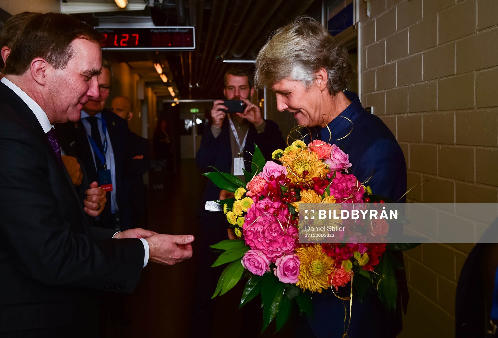 Pia Sundhage tilldelas Fotbollskanalens Stora Hederspris i form av en ring utav Statsminister Stefan Löfven backstage under Fotbollsgalan den 20 november 2017 i Stockholm.