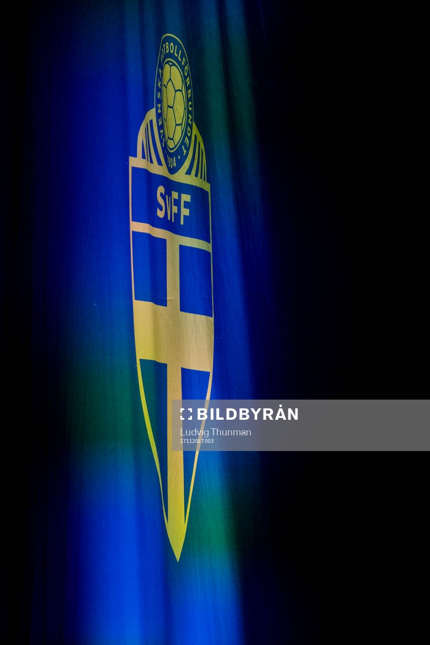 Logotyper för Svenska Fotbollförbundet längs blå mattan