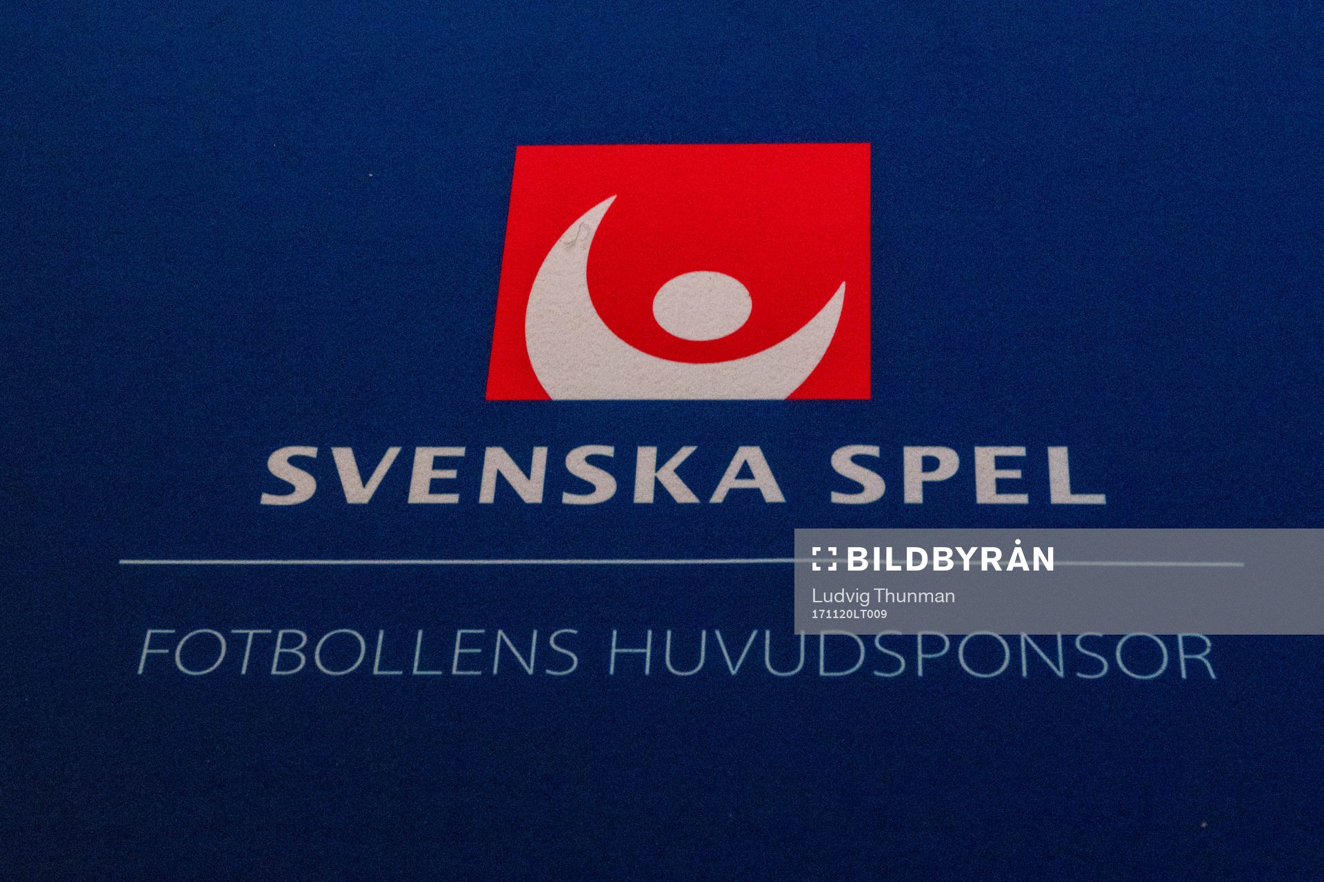 Logotyp för Svenska Spel längs blå mattan