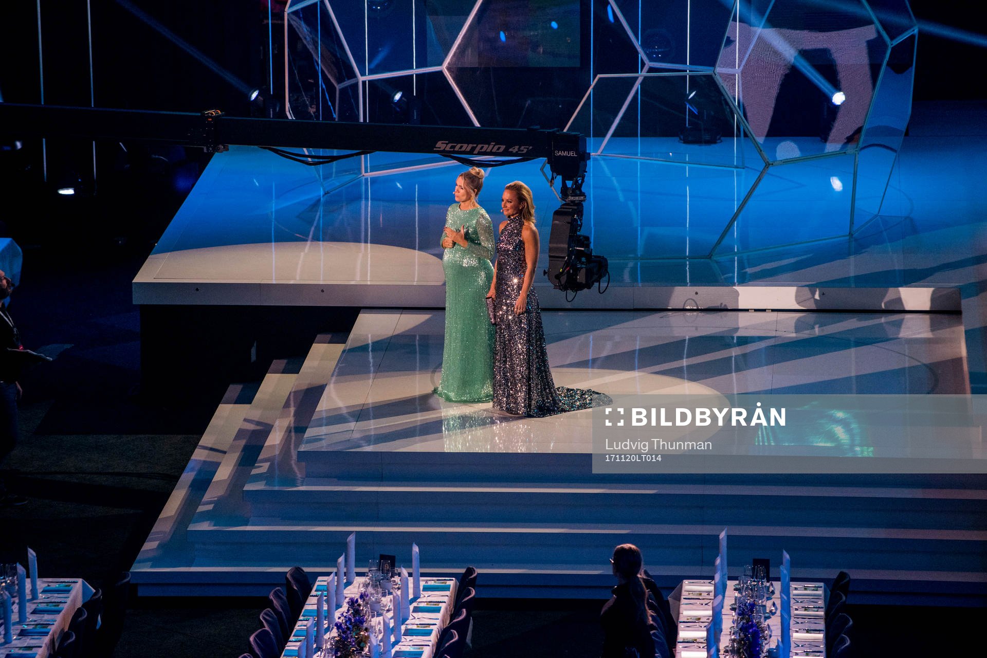 Anna Brolin och Frida Nordstrand repar