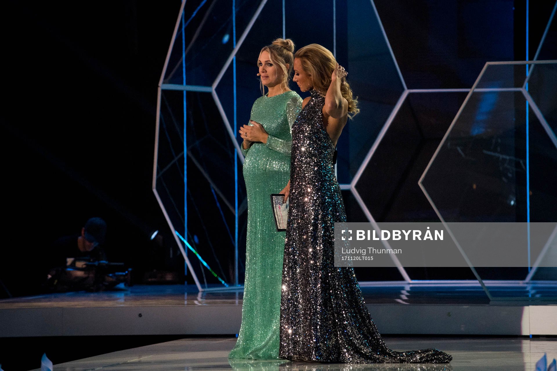 Anna Brolin och Frida Nordstrand repeterar på scen