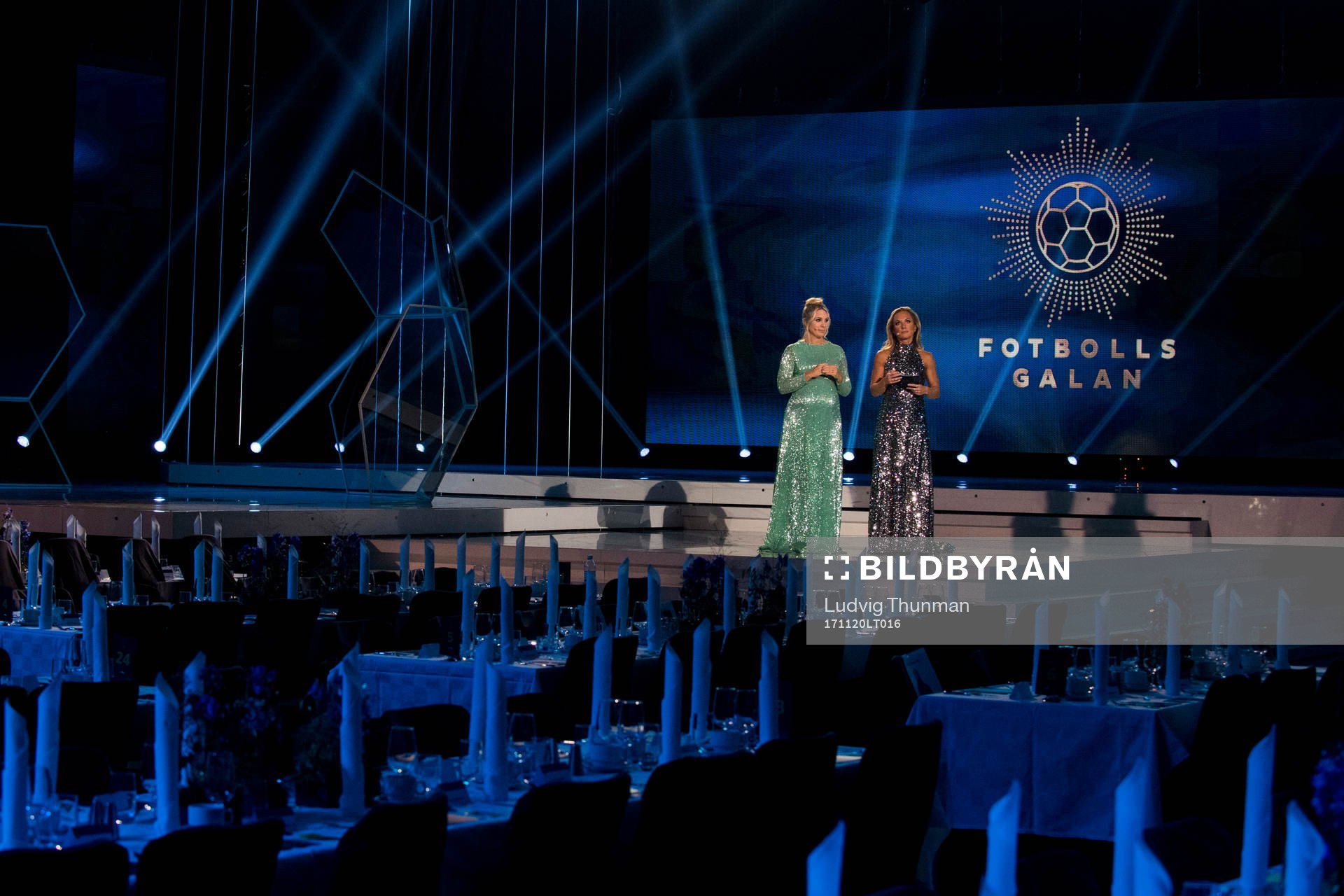 Anna Brolin och Frida Nordstrand repeterar på scen
