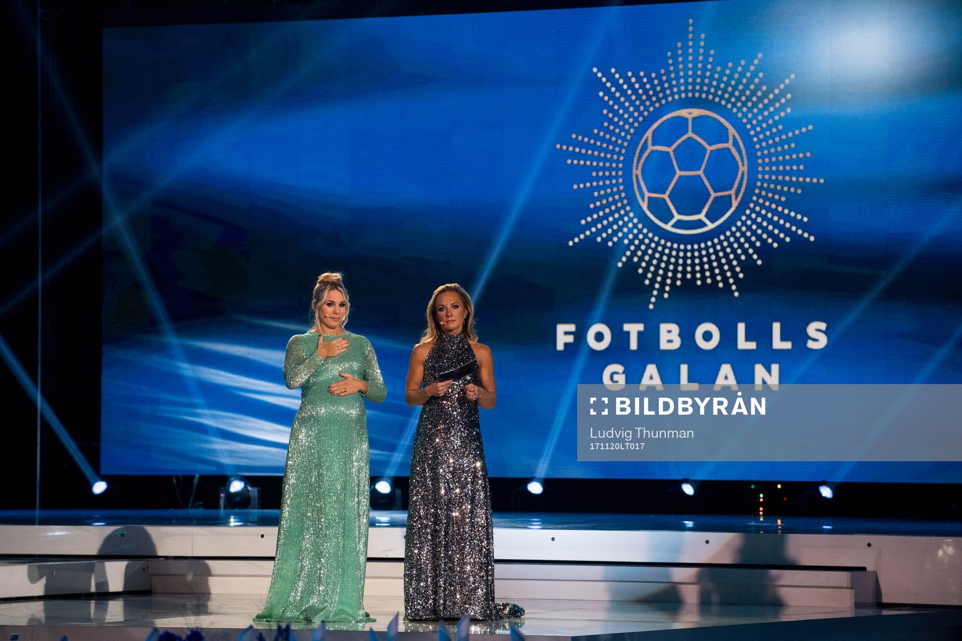 Anna Brolin och Frida Nordstrand repeterar på scen