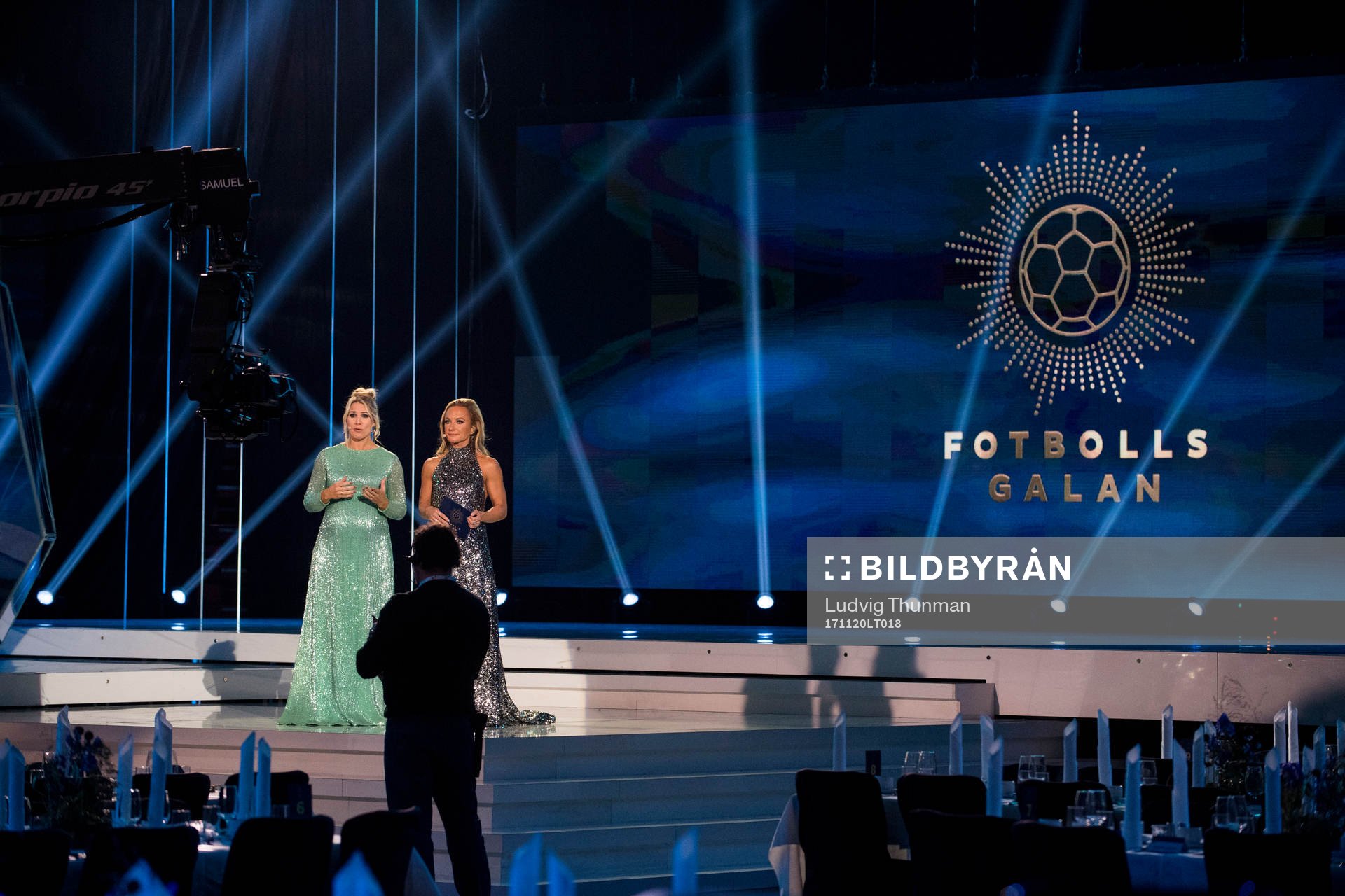 Anna Brolin och Frida Nordstrand repeterar på scen